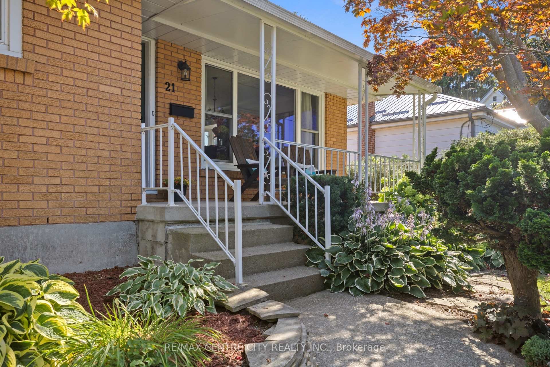 Photo 3 of 21 Spruce Street, St. Thomas — HOMEH
