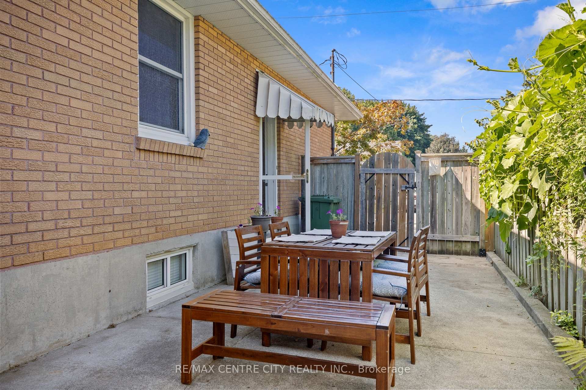 Photo 4 of 21 Spruce Street, St. Thomas — HOMEH