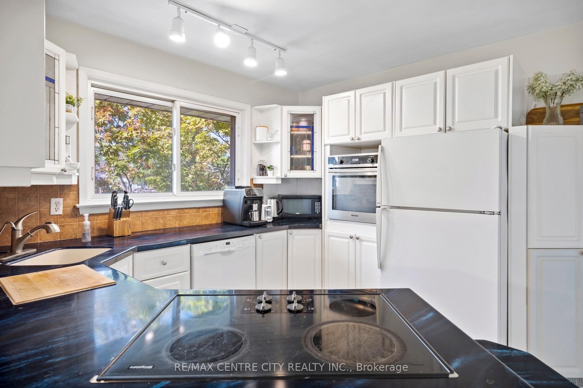 Photo 7 of 21 Spruce Street, St. Thomas — HOMEH