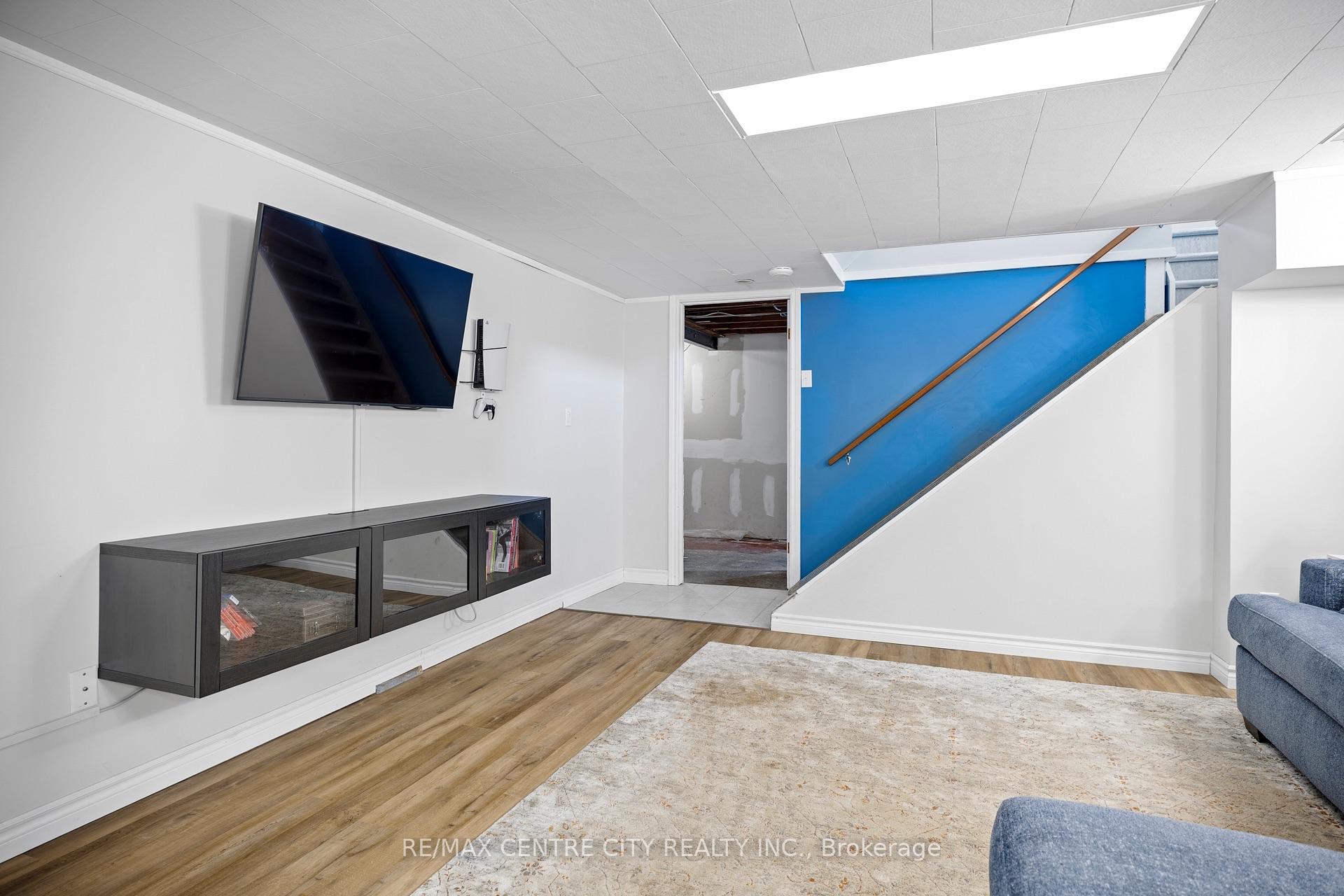 Photo 17 of 21 Spruce Street, St. Thomas — HOMEH