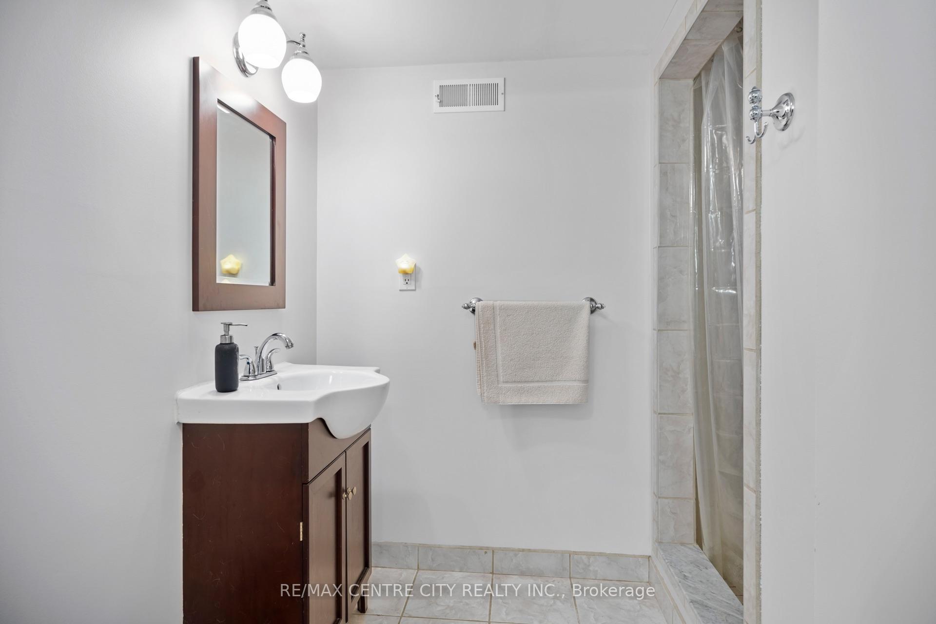 Photo 18 of 21 Spruce Street, St. Thomas — HOMEH