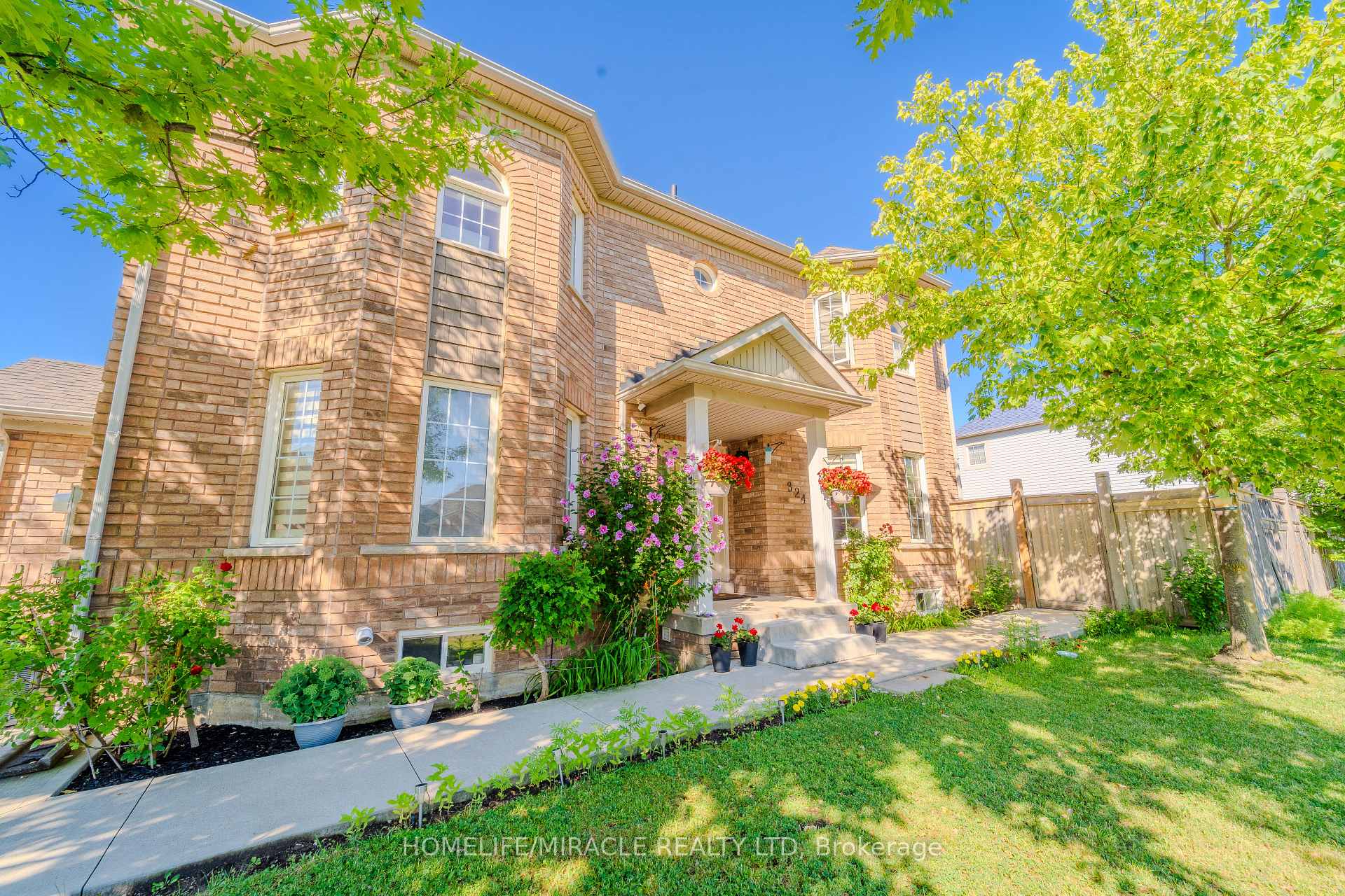 Photo 3 of 324 Edenbrook Hill Drive, Brampton, Fletcher's Meadow — HOMEH