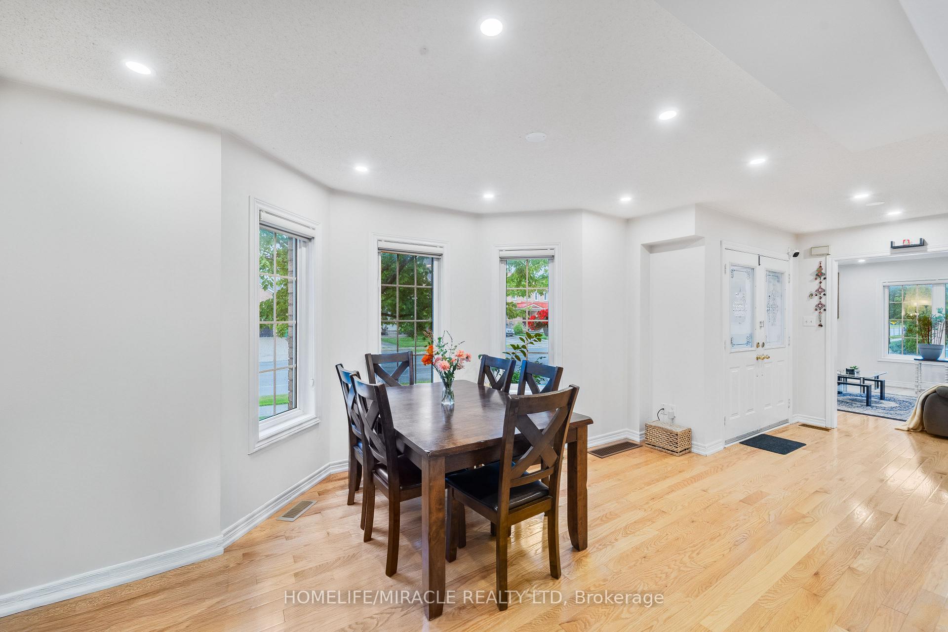 Photo 10 of 324 Edenbrook Hill Drive, Brampton, Fletcher's Meadow — HOMEH