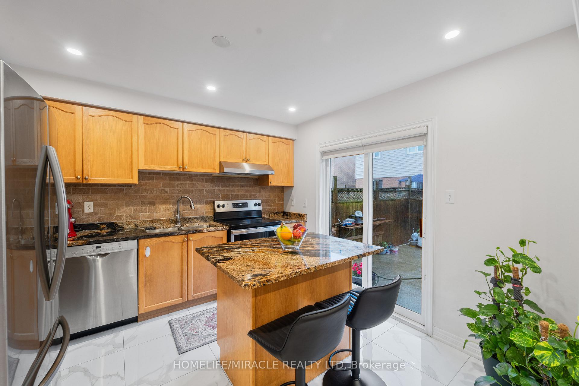 Photo 12 of 324 Edenbrook Hill Drive, Brampton, Fletcher's Meadow — HOMEH
