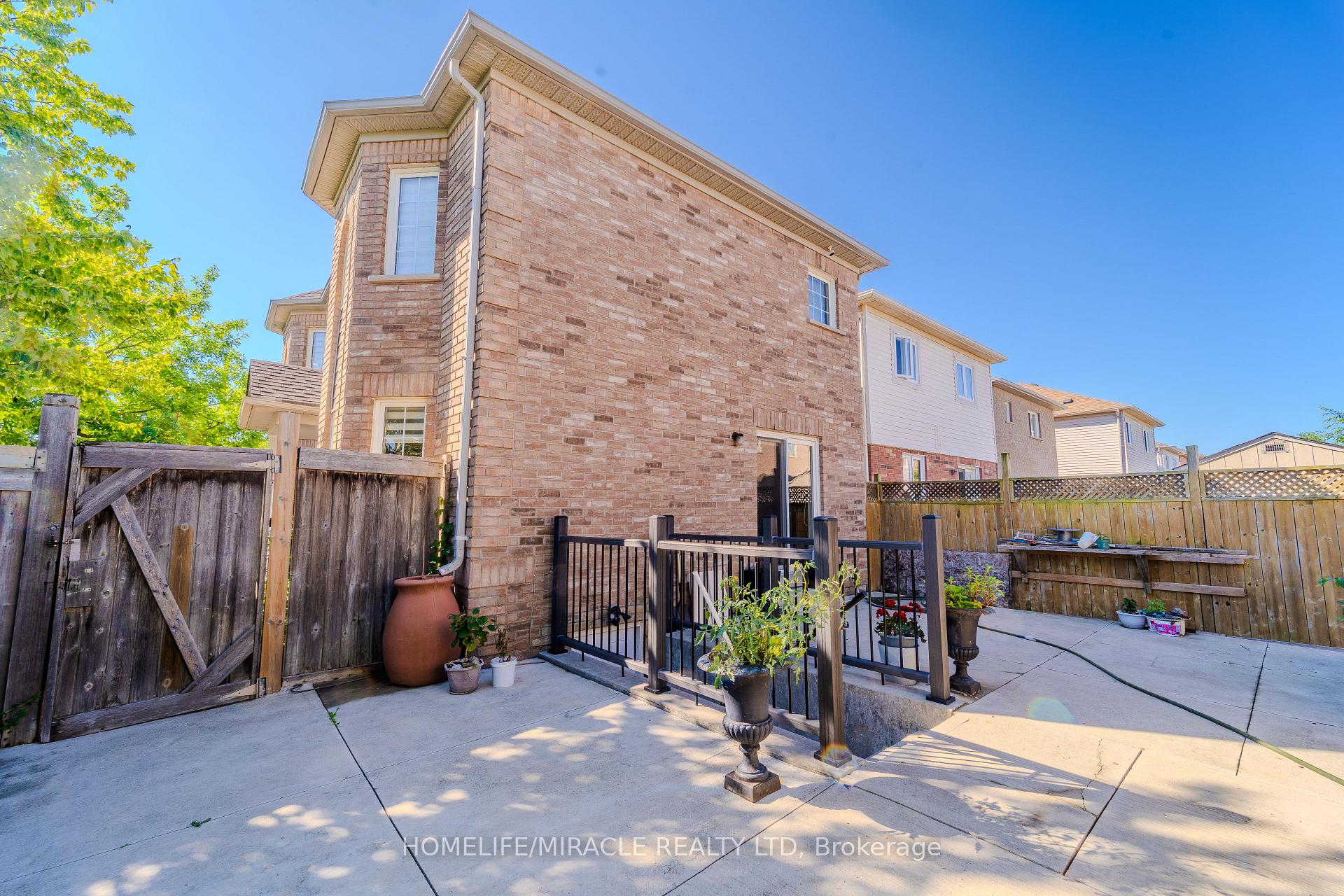 Photo 36 of 324 Edenbrook Hill Drive, Brampton, Fletcher's Meadow — HOMEH
