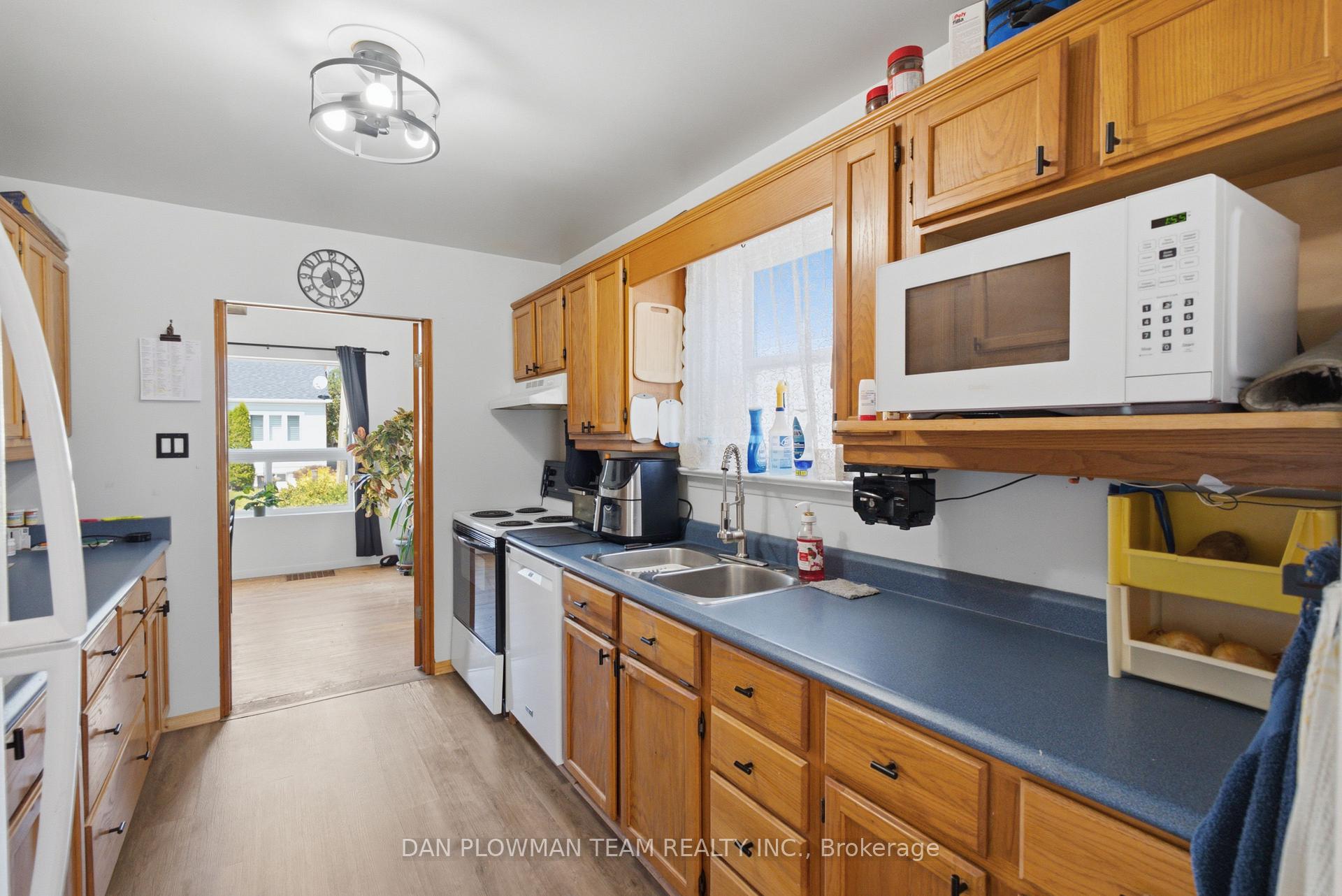 Photo 7 of 11 Veterans Avenue, Clarington, Bowmanville — HOMEH