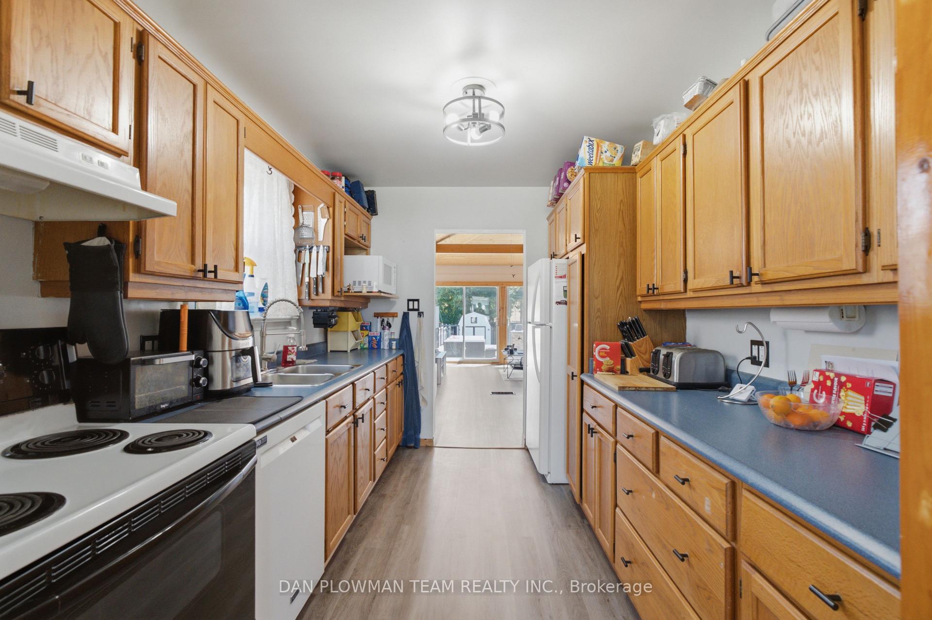 Photo 9 of 11 Veterans Avenue, Clarington, Bowmanville — HOMEH