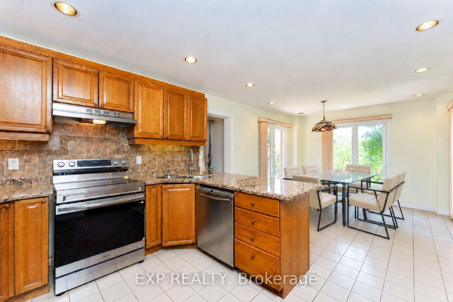 Photo 51 of 5 Hyde Park Drive, Richmond Hill, Doncrest — HOMEH