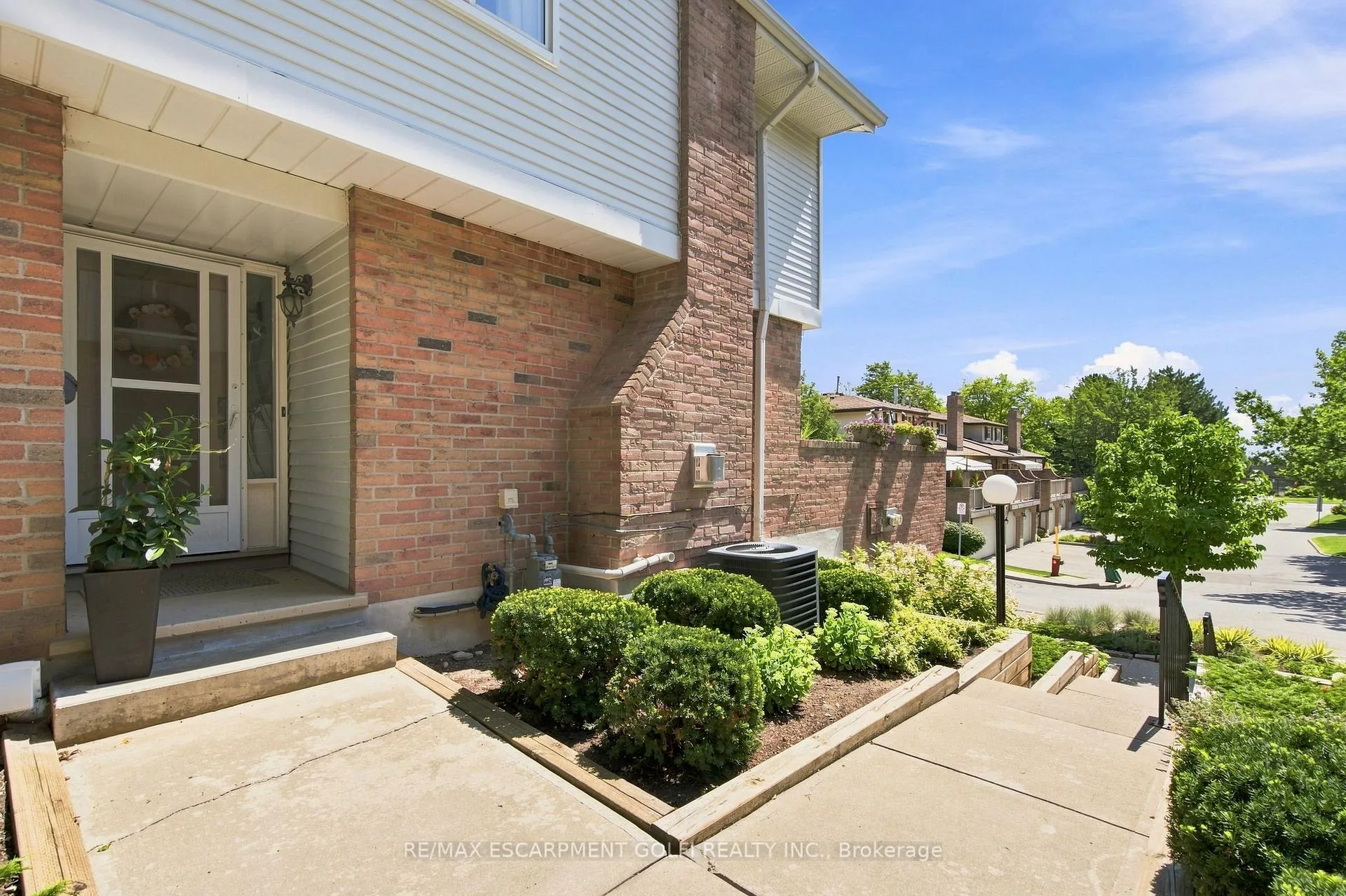 Photo 3 of Unit 1, 1503 Upper Middle Road, Burlington, Tyandaga — HOMEH