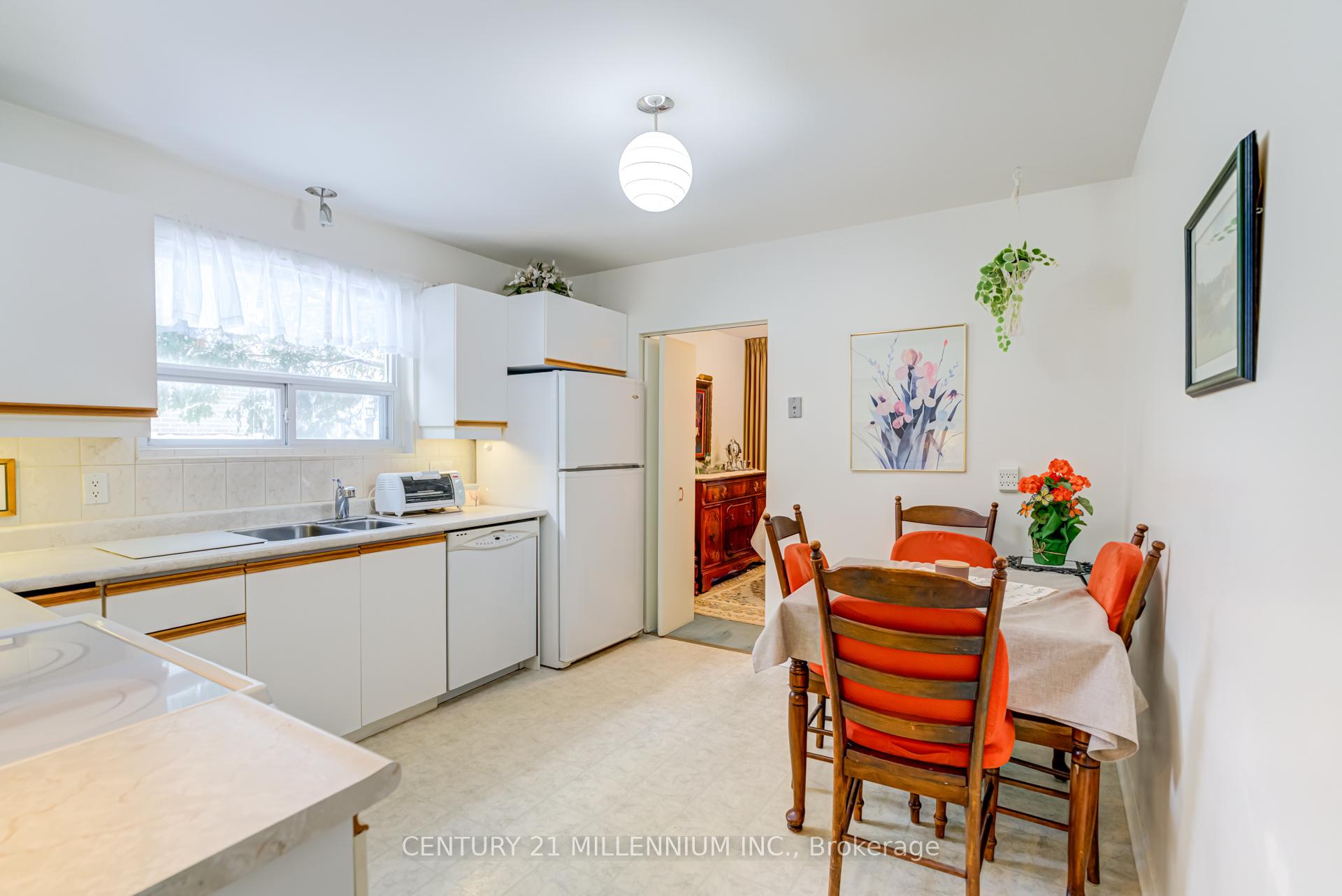 Photo 12 of 2 Durham Crescent, Brampton, Southgate — HOMEH