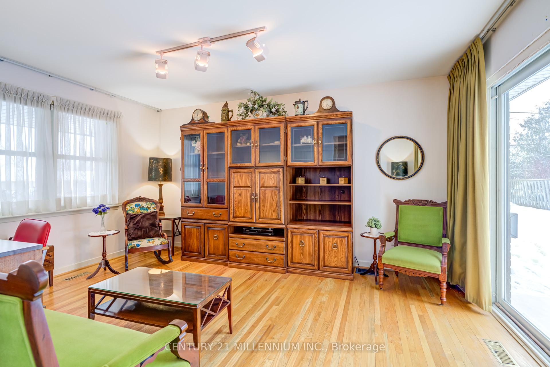 Photo 14 of 2 Durham Crescent, Brampton, Southgate — HOMEH