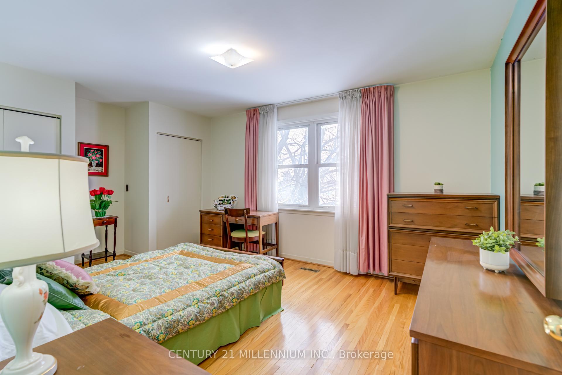 Photo 20 of 2 Durham Crescent, Brampton, Southgate — HOMEH