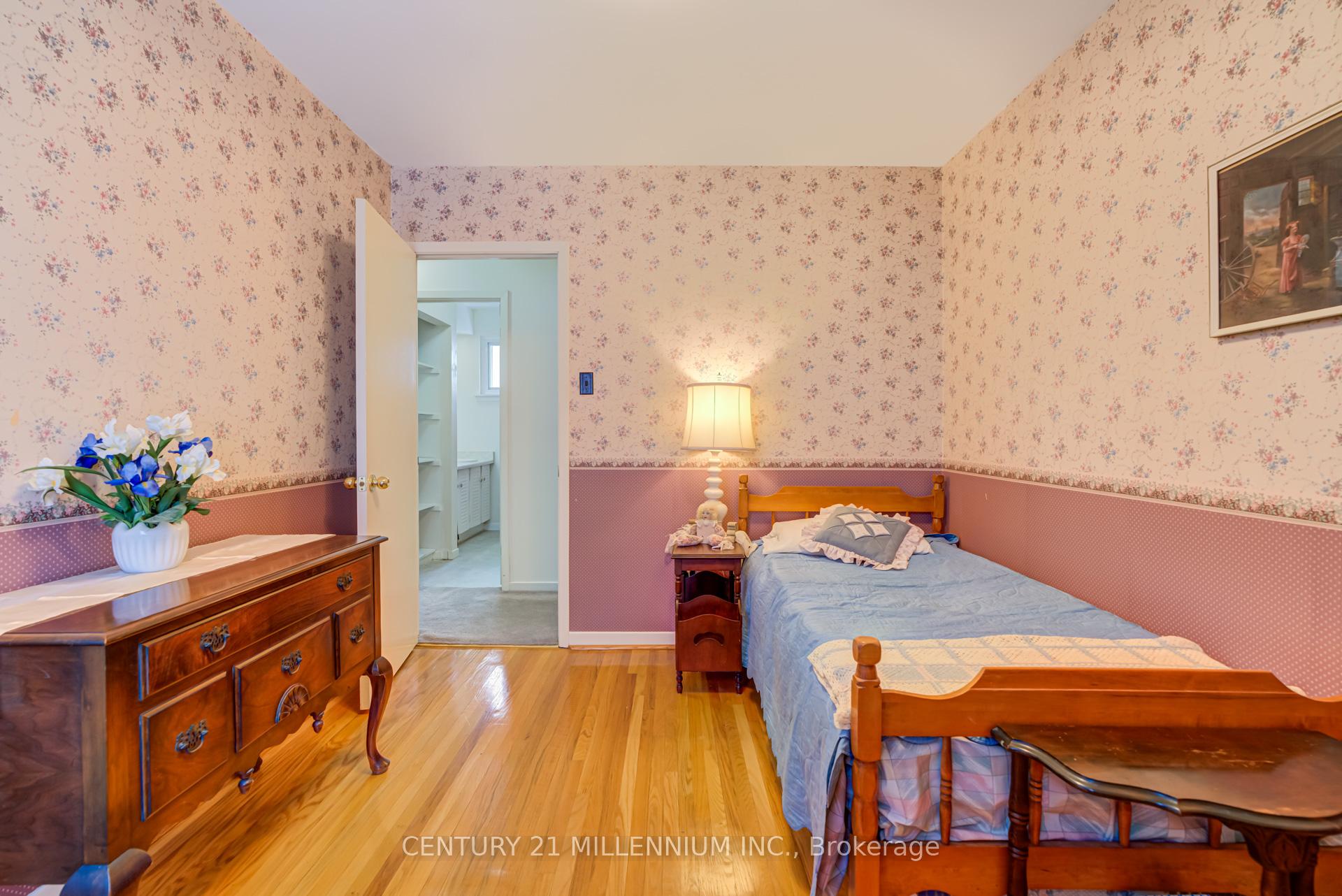 Photo 25 of 2 Durham Crescent, Brampton, Southgate — HOMEH