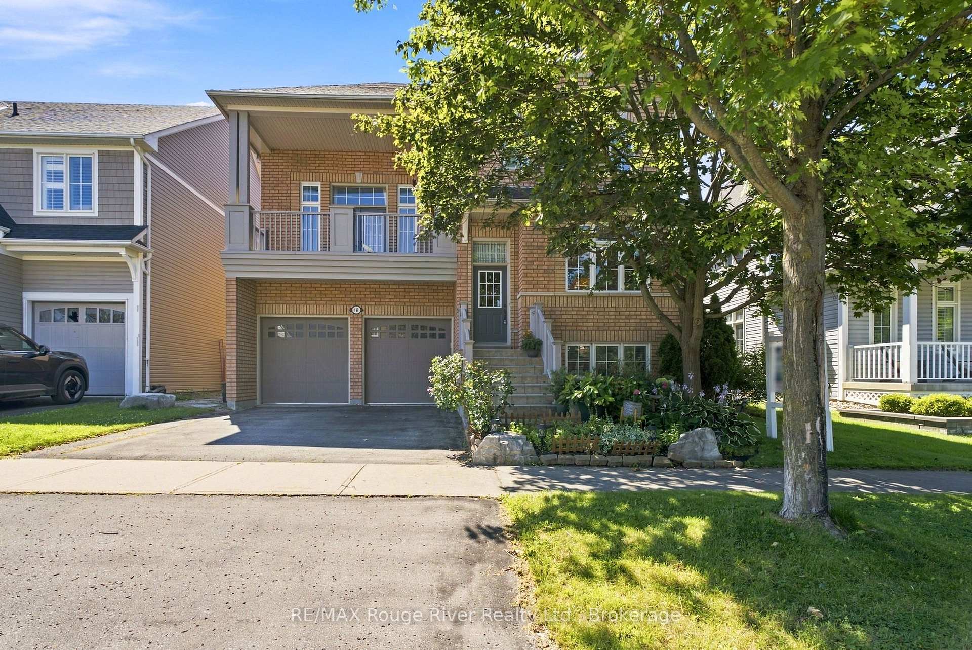 Photo 1 of 18 Rainbow Crescent, Whitby, Brooklin — HOMEH