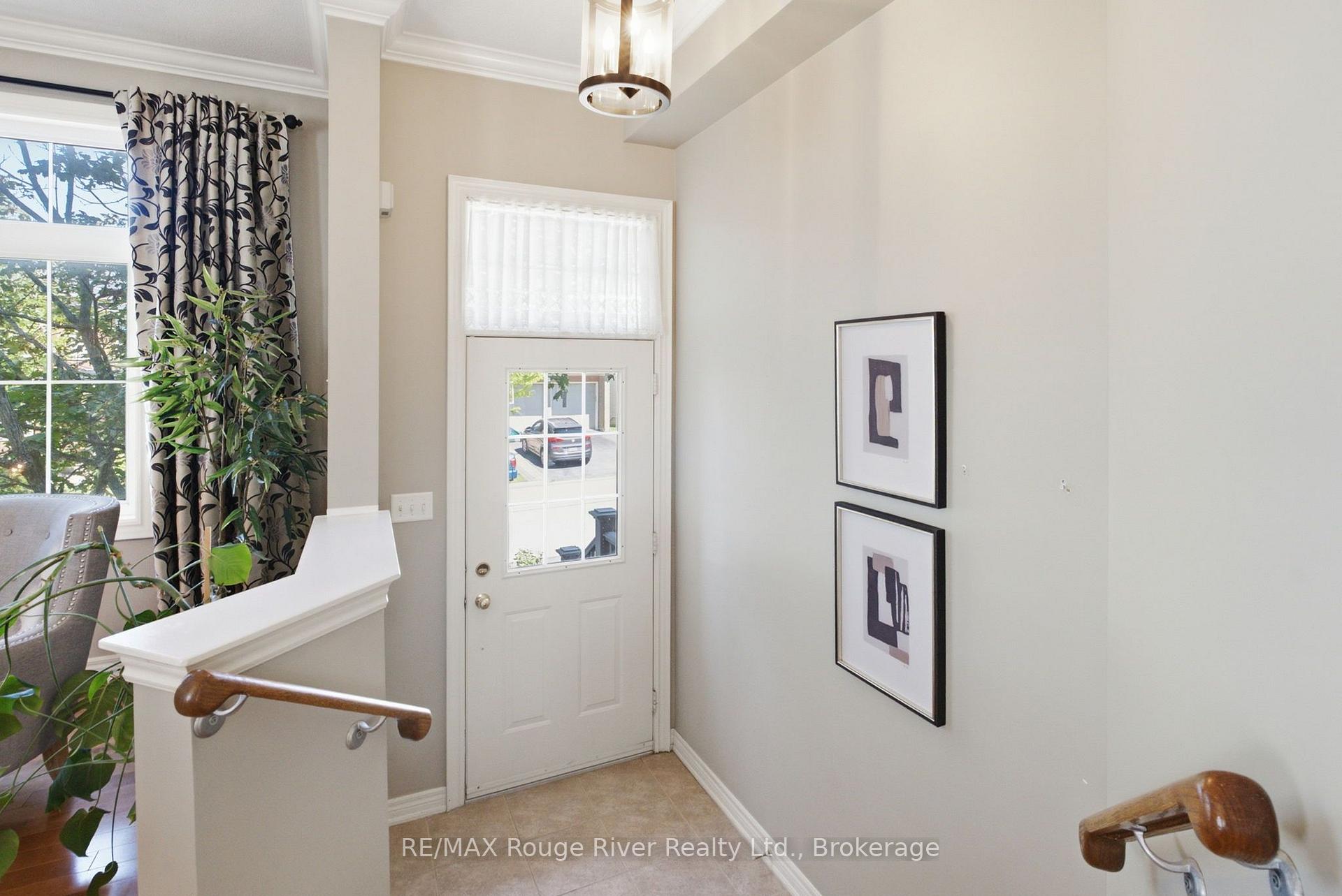 Photo 3 of 18 Rainbow Crescent, Whitby, Brooklin — HOMEH
