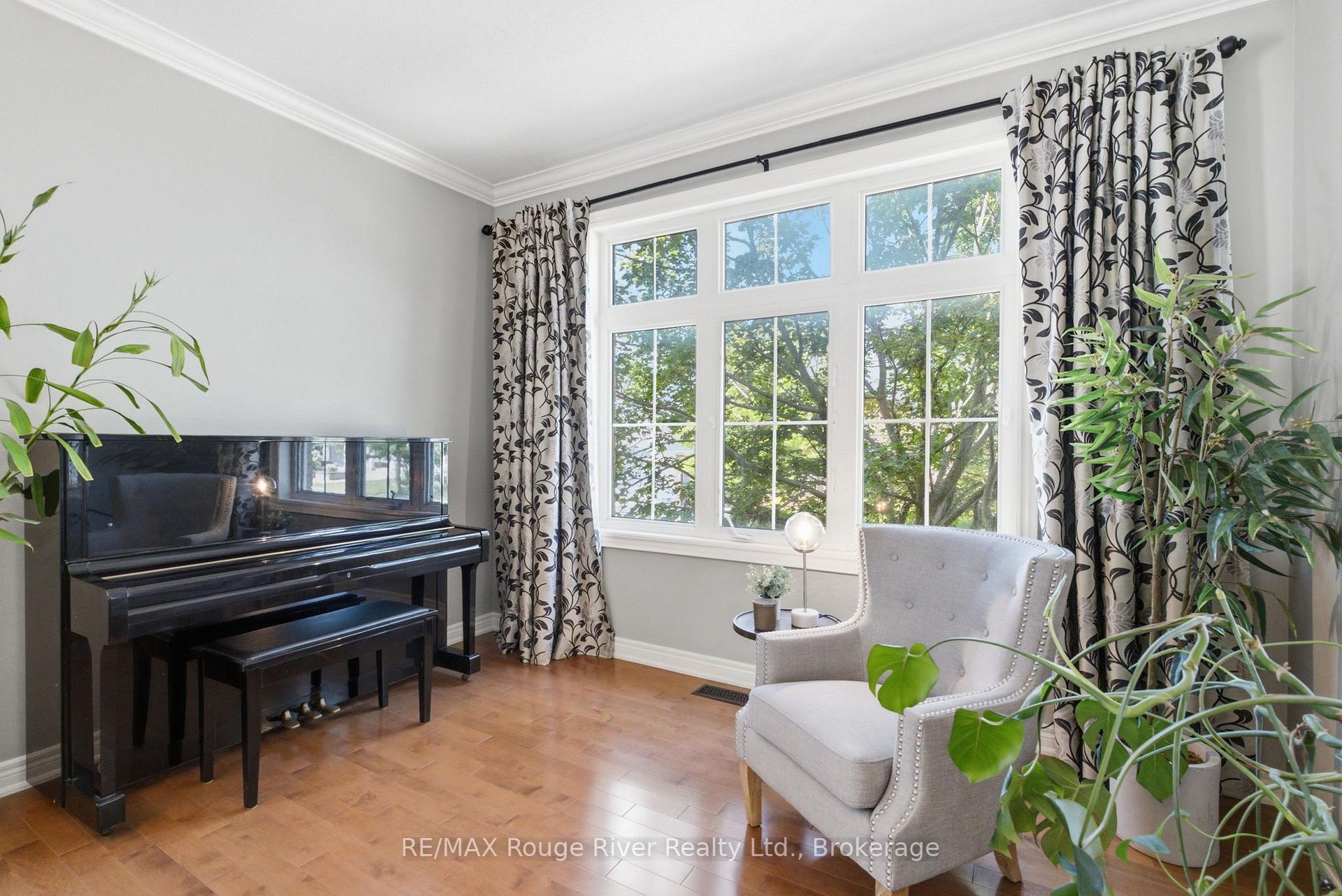 Photo 5 of 18 Rainbow Crescent, Whitby, Brooklin — HOMEH