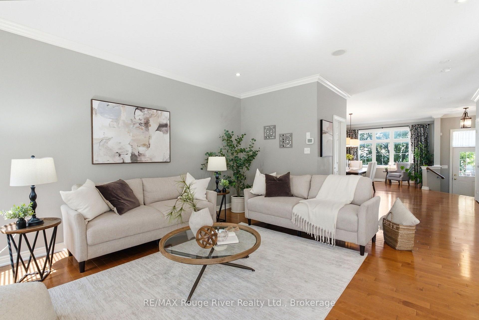 Photo 10 of 18 Rainbow Crescent, Whitby, Brooklin — HOMEH
