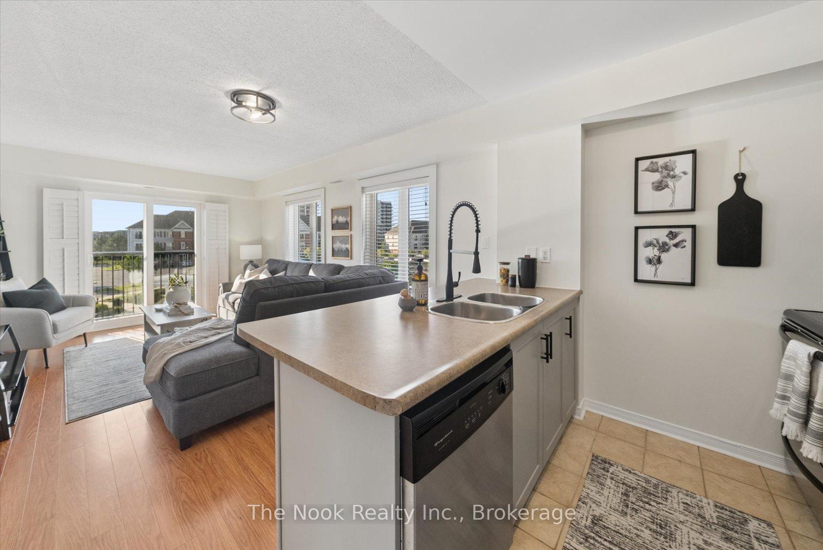 Photo 2 of Unit 301, 106 Aspen Springs Drive, Clarington, Bowmanville — HOMEH