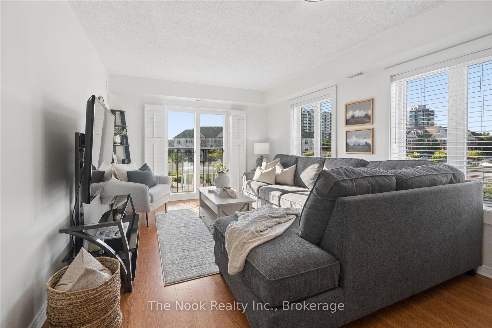 Photo 3 of Unit 301, 106 Aspen Springs Drive, Clarington, Bowmanville — HOMEH