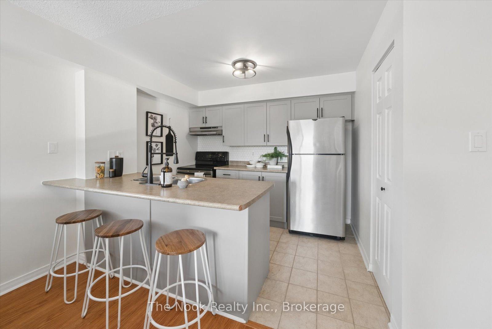 Photo 5 of Unit 301, 106 Aspen Springs Drive, Clarington, Bowmanville — HOMEH