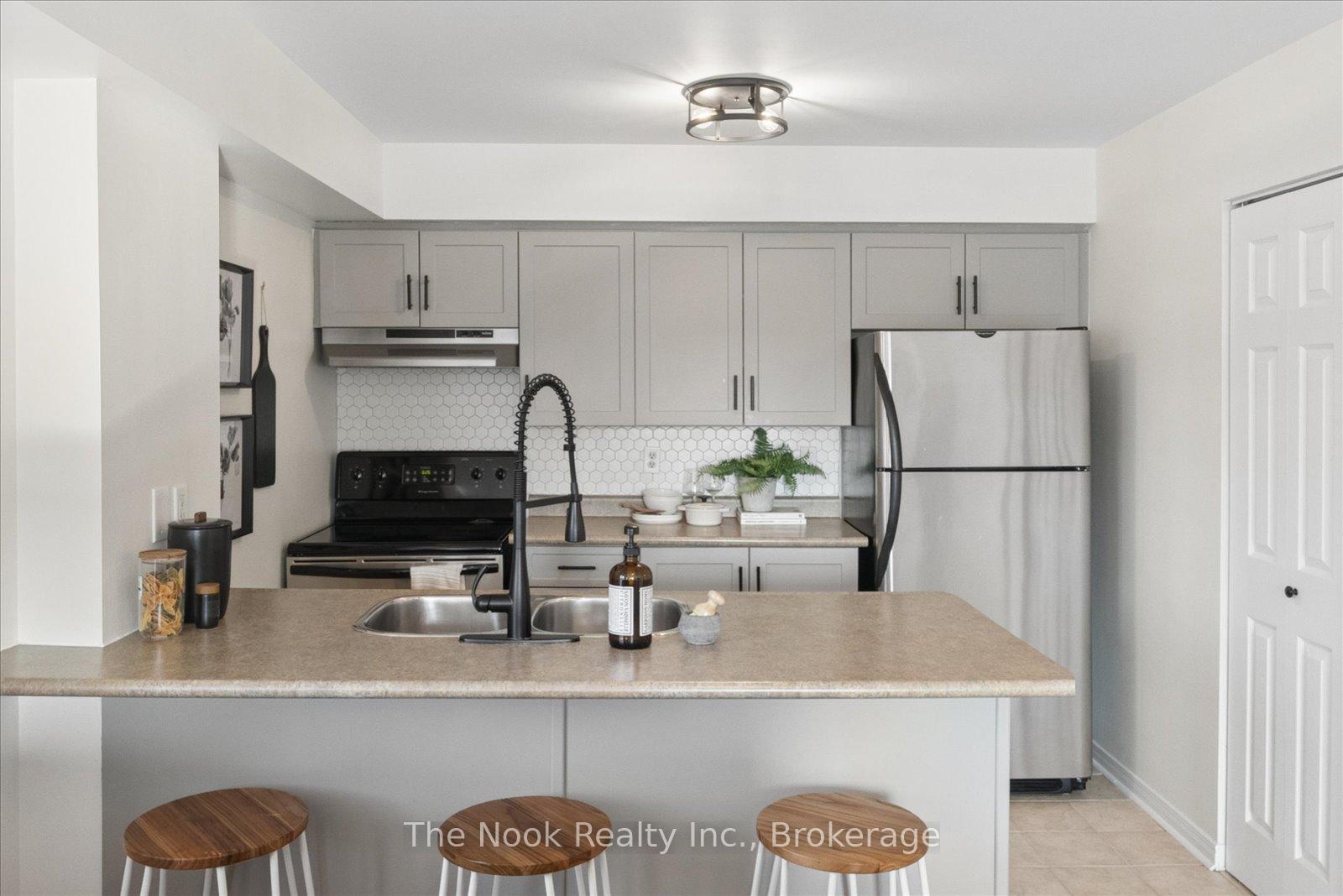 Photo 6 of Unit 301, 106 Aspen Springs Drive, Clarington, Bowmanville — HOMEH