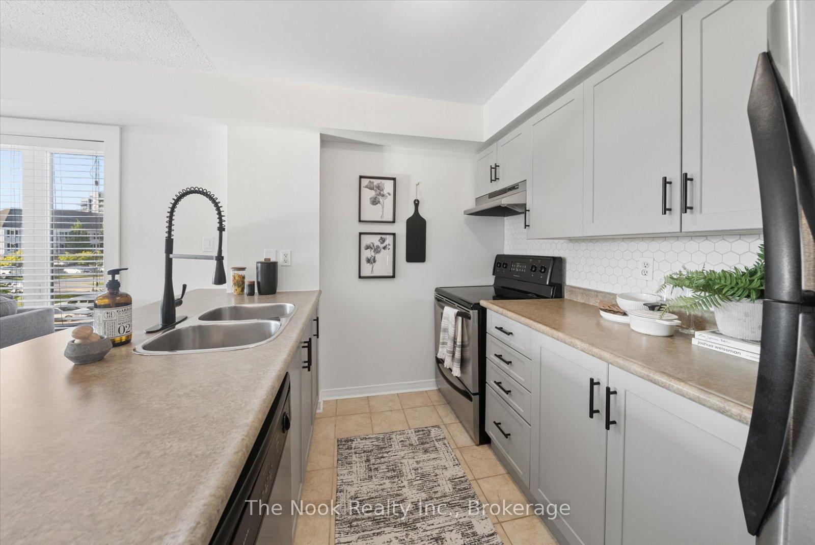 Photo 7 of Unit 301, 106 Aspen Springs Drive, Clarington, Bowmanville — HOMEH