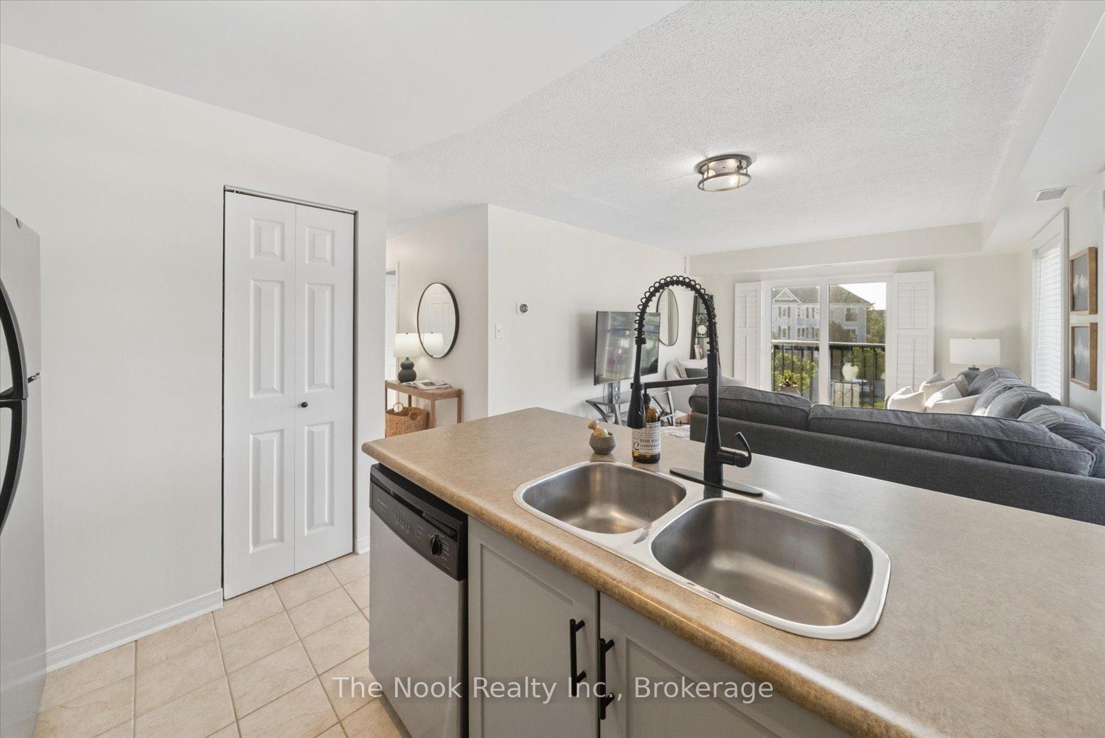 Photo 8 of Unit 301, 106 Aspen Springs Drive, Clarington, Bowmanville — HOMEH