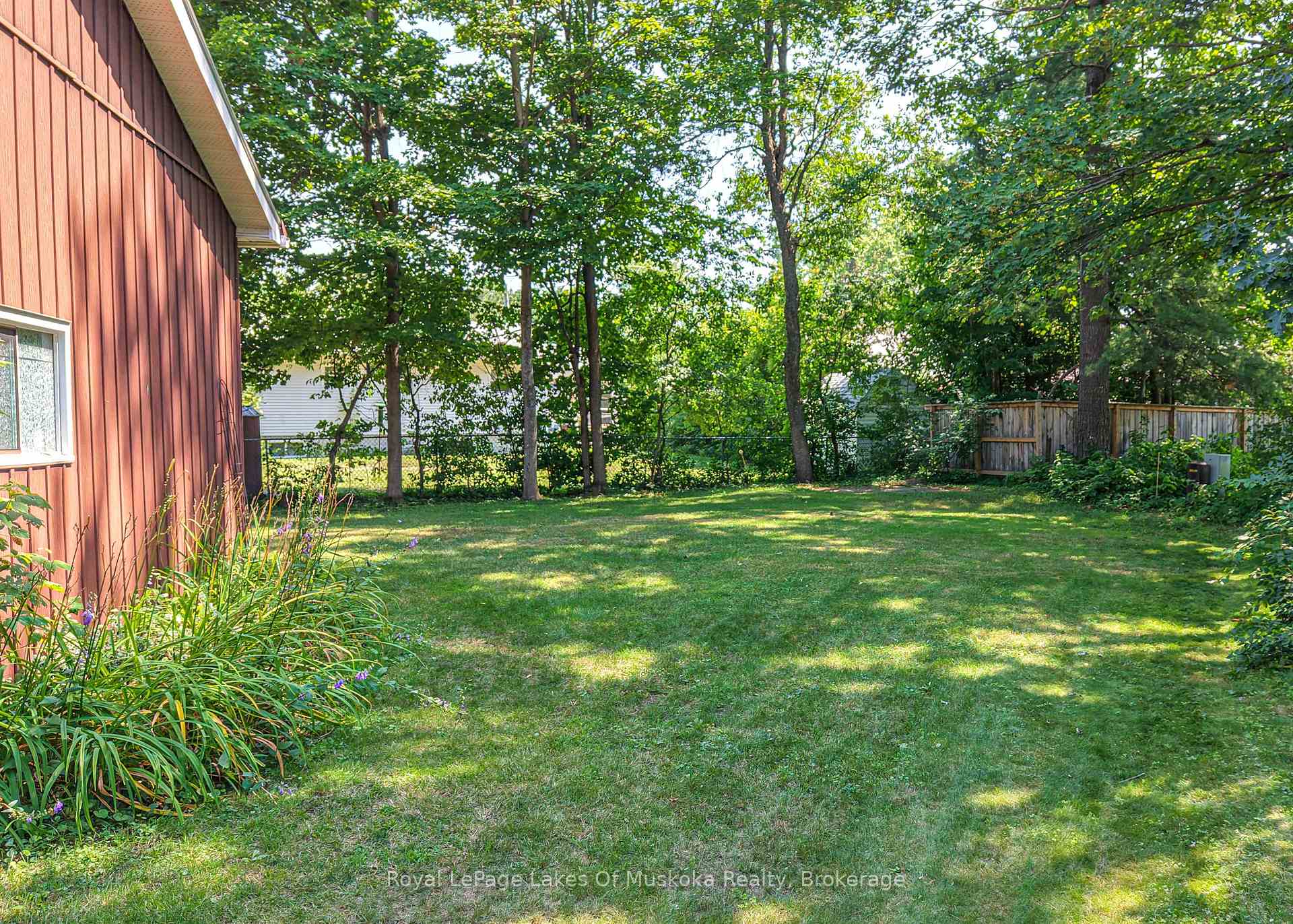 Photo 4 of 180 Lofty Pines Crescent, Gravenhurst, Muskoka (S) — HOMEH