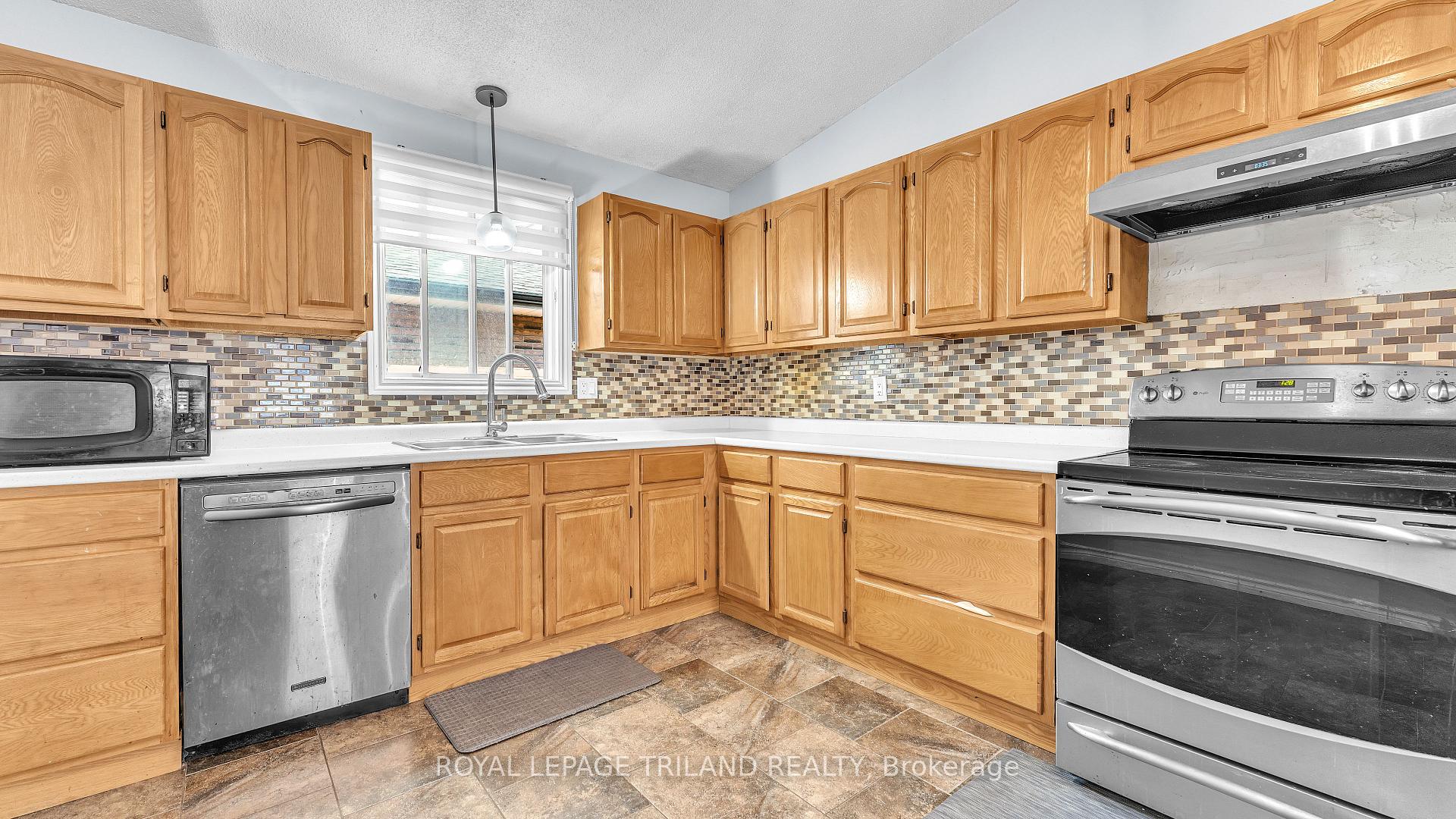 Photo 9 of 95 Huron Green S, London, East D — HOMEH