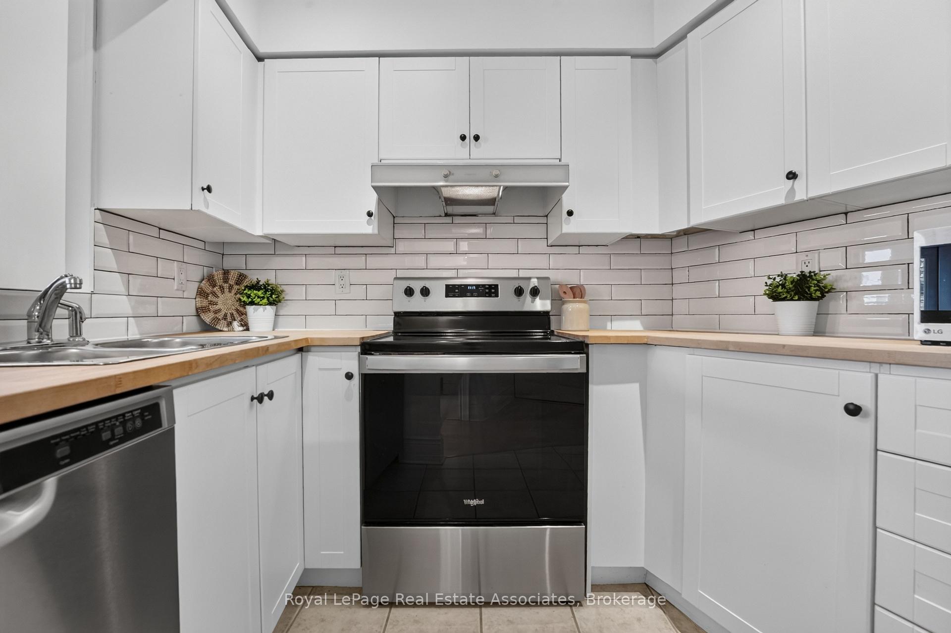 Photo 4 of Unit 1006, 115 Richmond Street E, Toronto, Church-Yonge Corridor — HOMEH