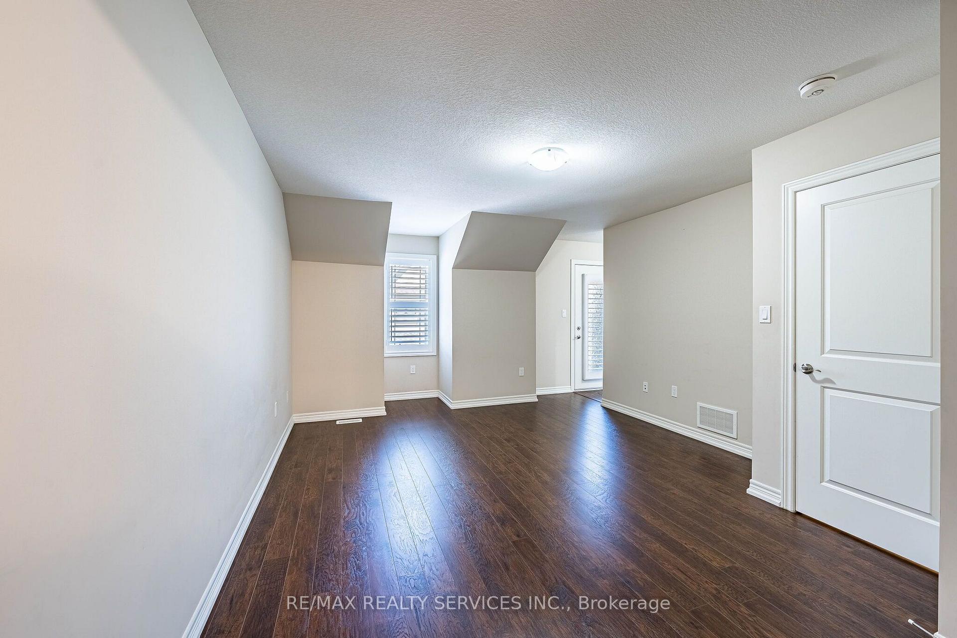 Photo 23 of 43 Sonoma Valley Crescent, Hamilton, Mewburn — HOMEH