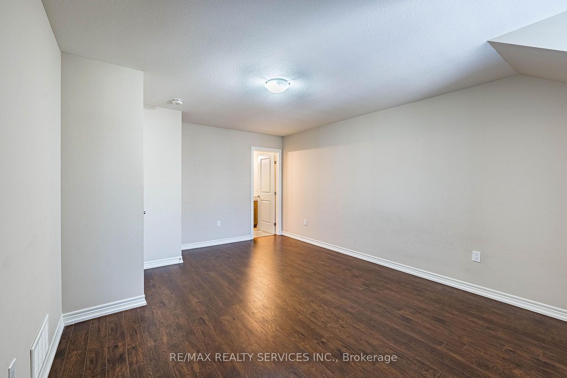 Photo 25 of 43 Sonoma Valley Crescent, Hamilton, Mewburn — HOMEH