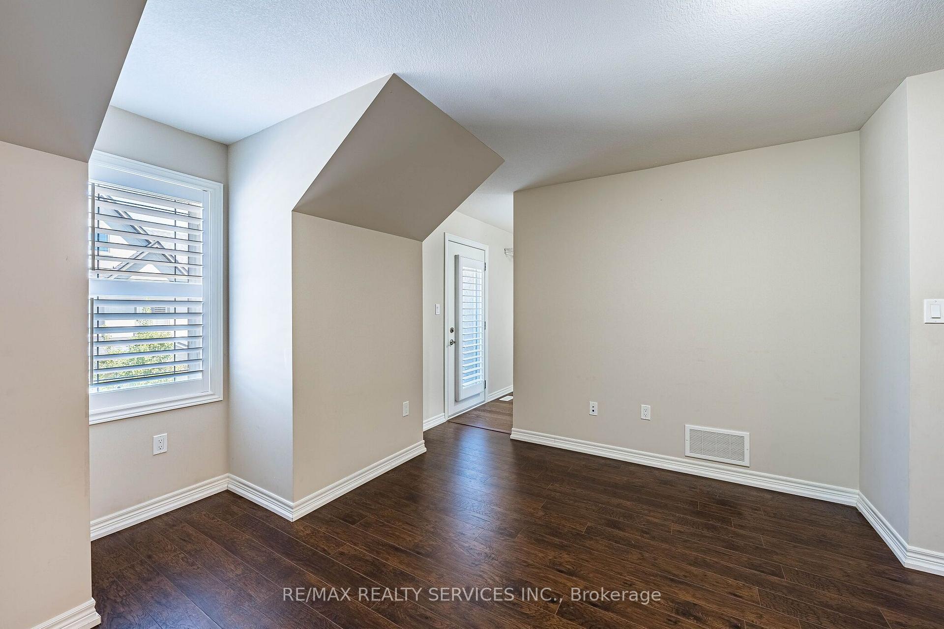 Photo 26 of 43 Sonoma Valley Crescent, Hamilton, Mewburn — HOMEH