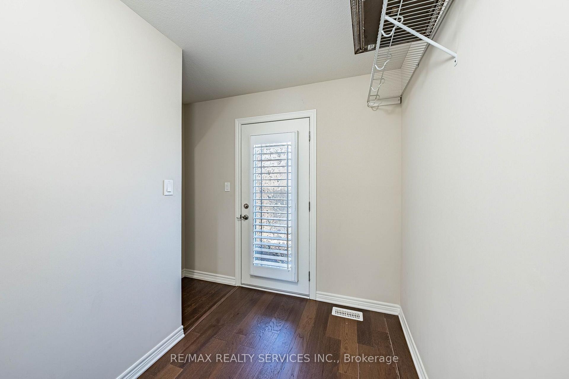 Photo 28 of 43 Sonoma Valley Crescent, Hamilton, Mewburn — HOMEH