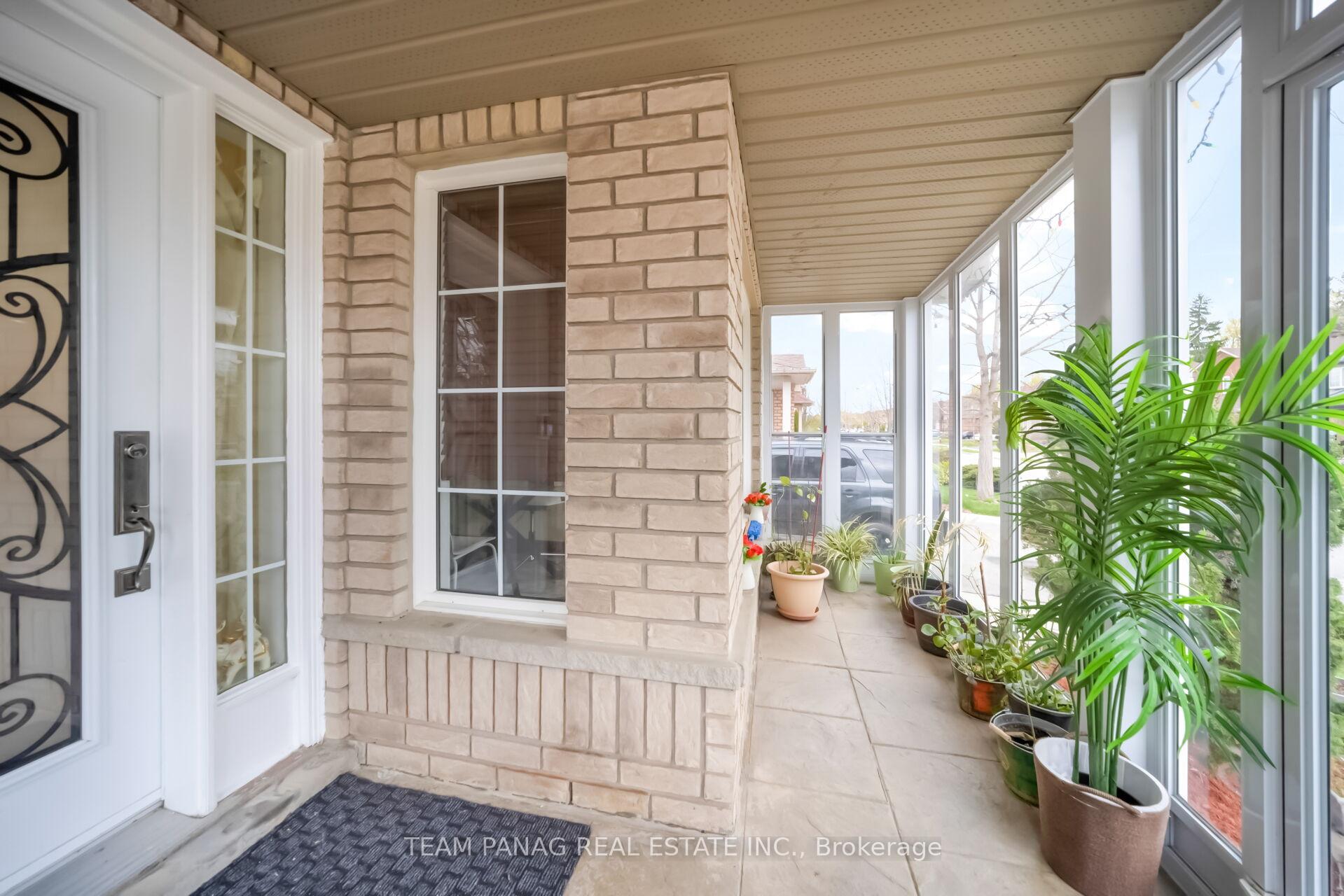 Photo 4 of 10 Hollowgrove Boulevard, Brampton, Vales of Castlemore — HOMEH