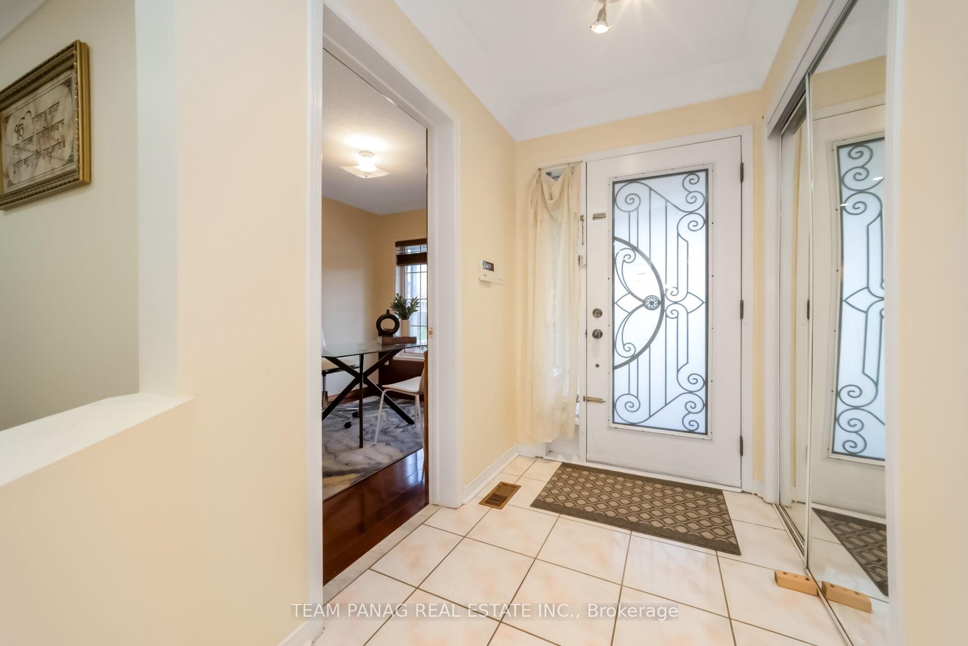 Photo 5 of 10 Hollowgrove Boulevard, Brampton, Vales of Castlemore — HOMEH