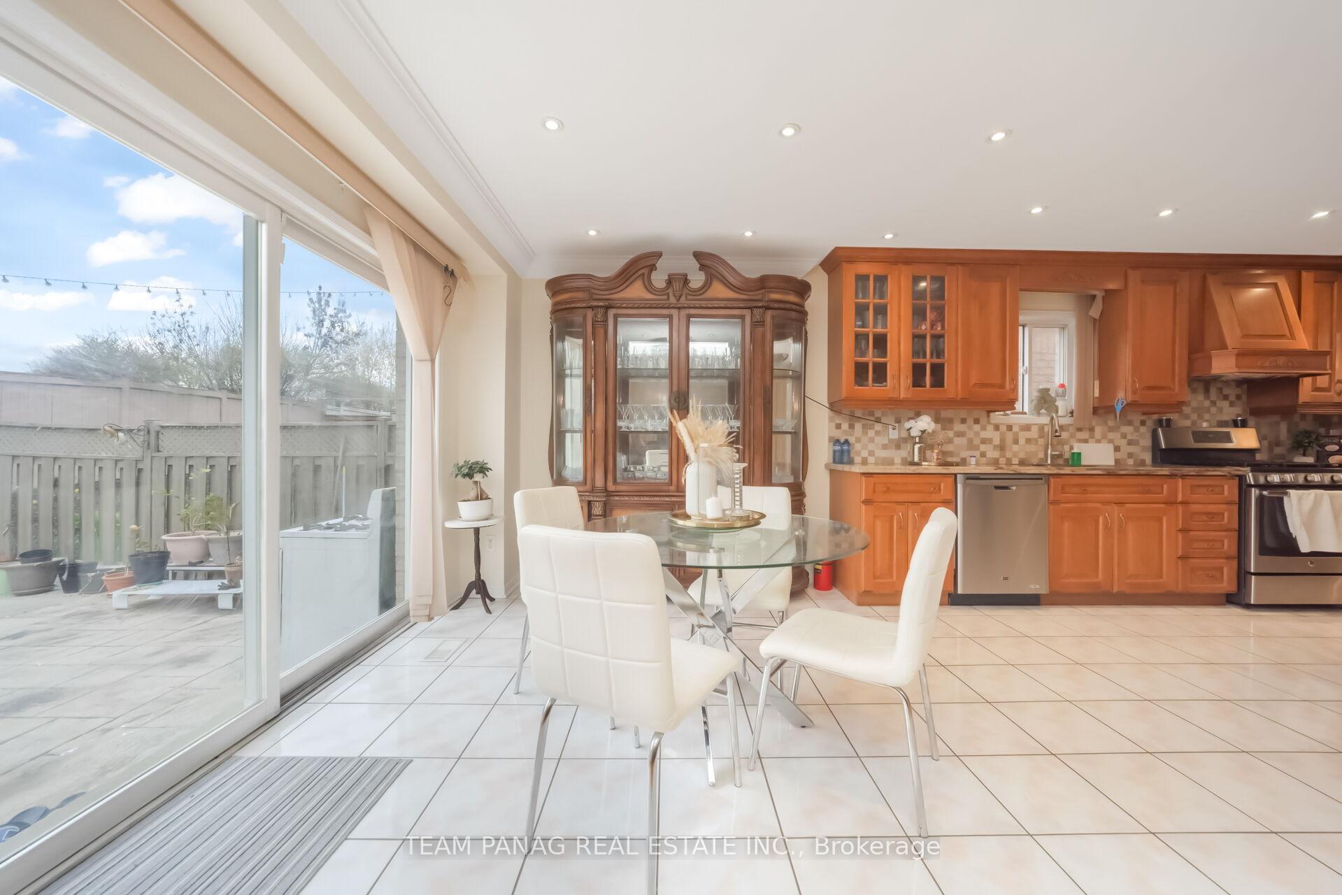 Photo 16 of 10 Hollowgrove Boulevard, Brampton, Vales of Castlemore — HOMEH