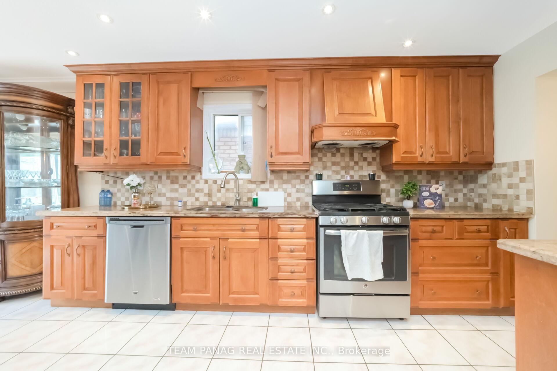 Photo 18 of 10 Hollowgrove Boulevard, Brampton, Vales of Castlemore — HOMEH