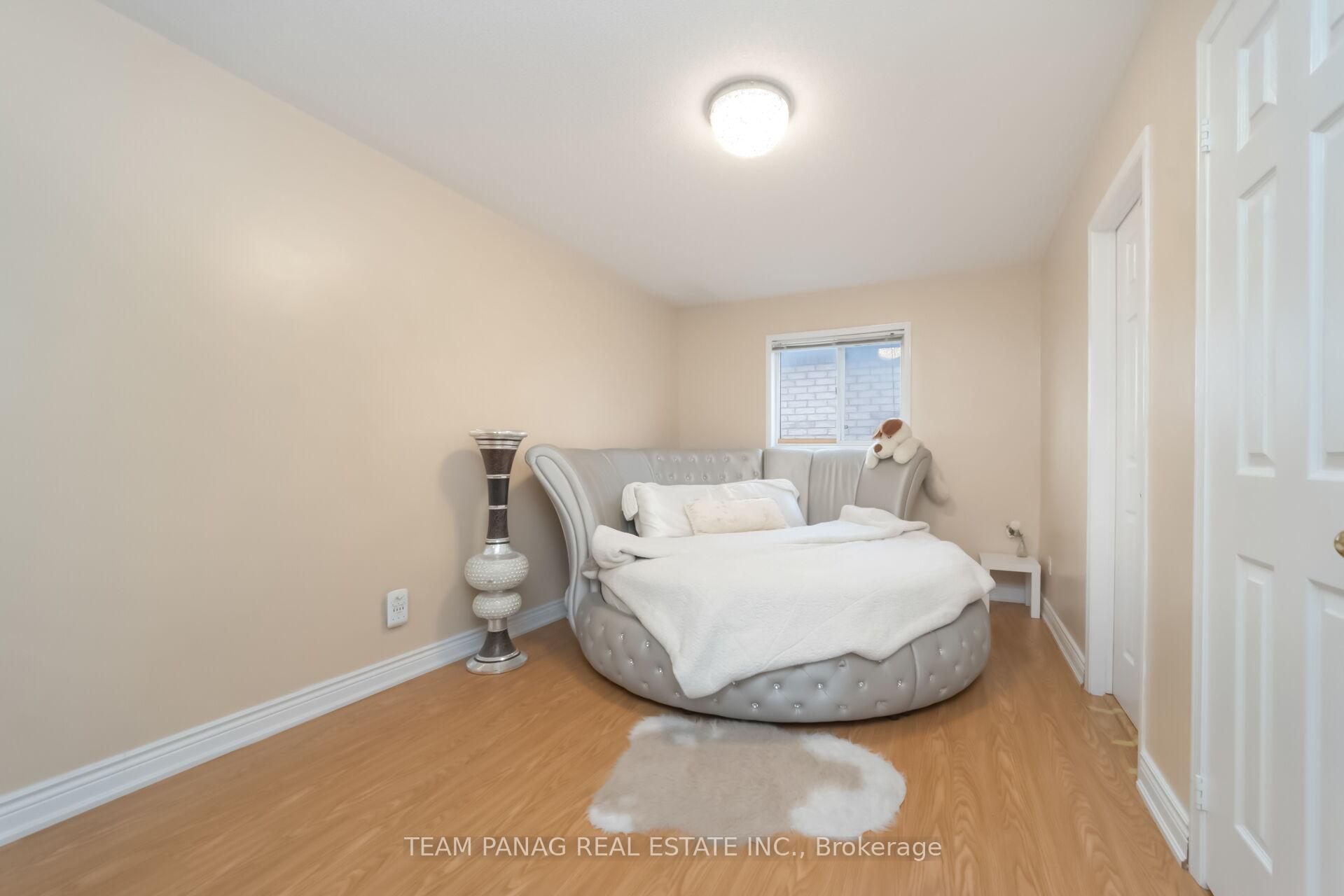 Photo 24 of 10 Hollowgrove Boulevard, Brampton, Vales of Castlemore — HOMEH