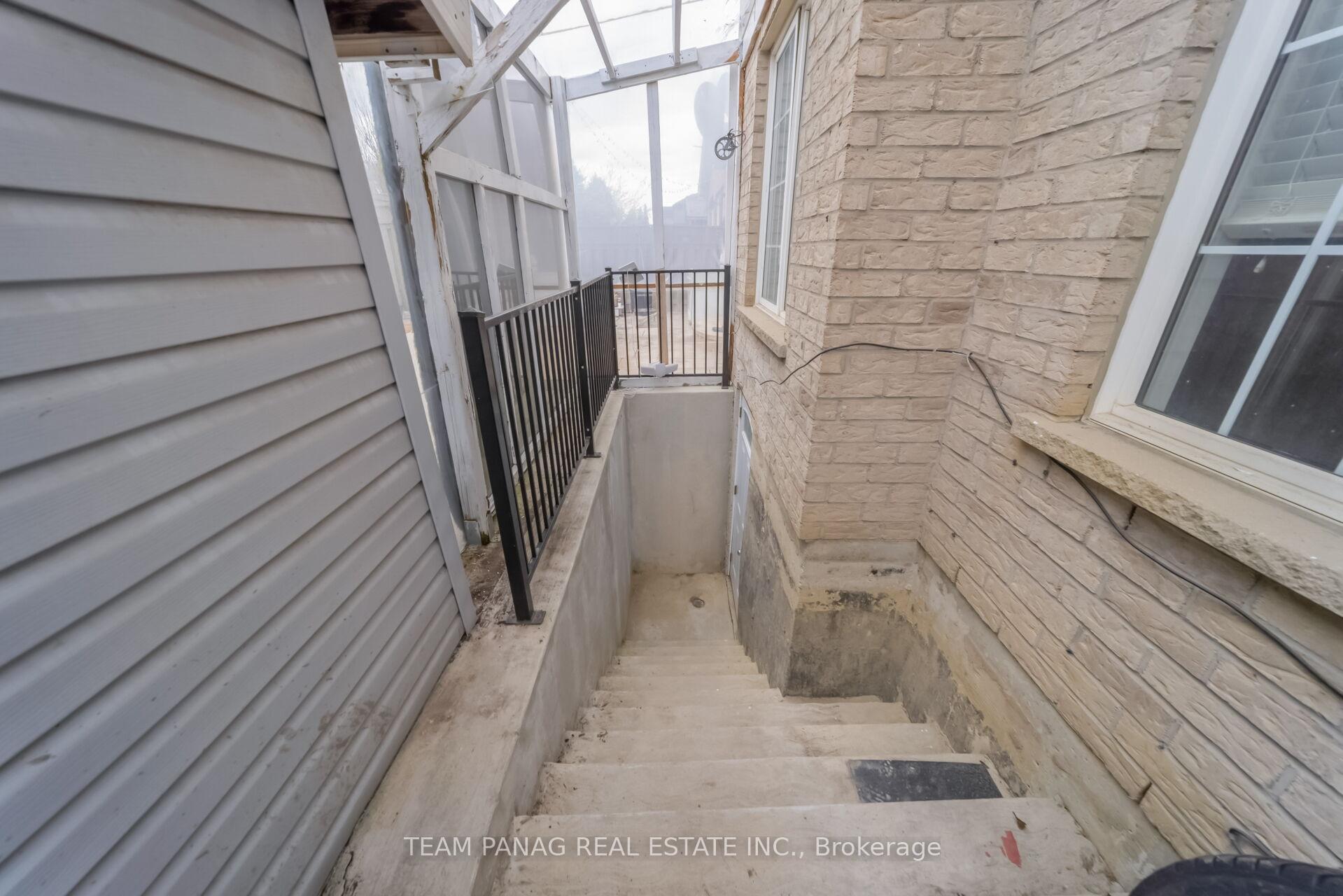 Photo 35 of 10 Hollowgrove Boulevard, Brampton, Vales of Castlemore — HOMEH