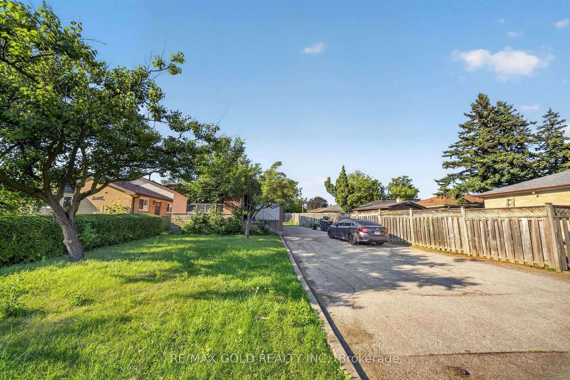 Photo 1 of Unit Upper, 204 Taysham Crescent, Etobicoke, Thistletown-Beaumonde Heights — HOMEH