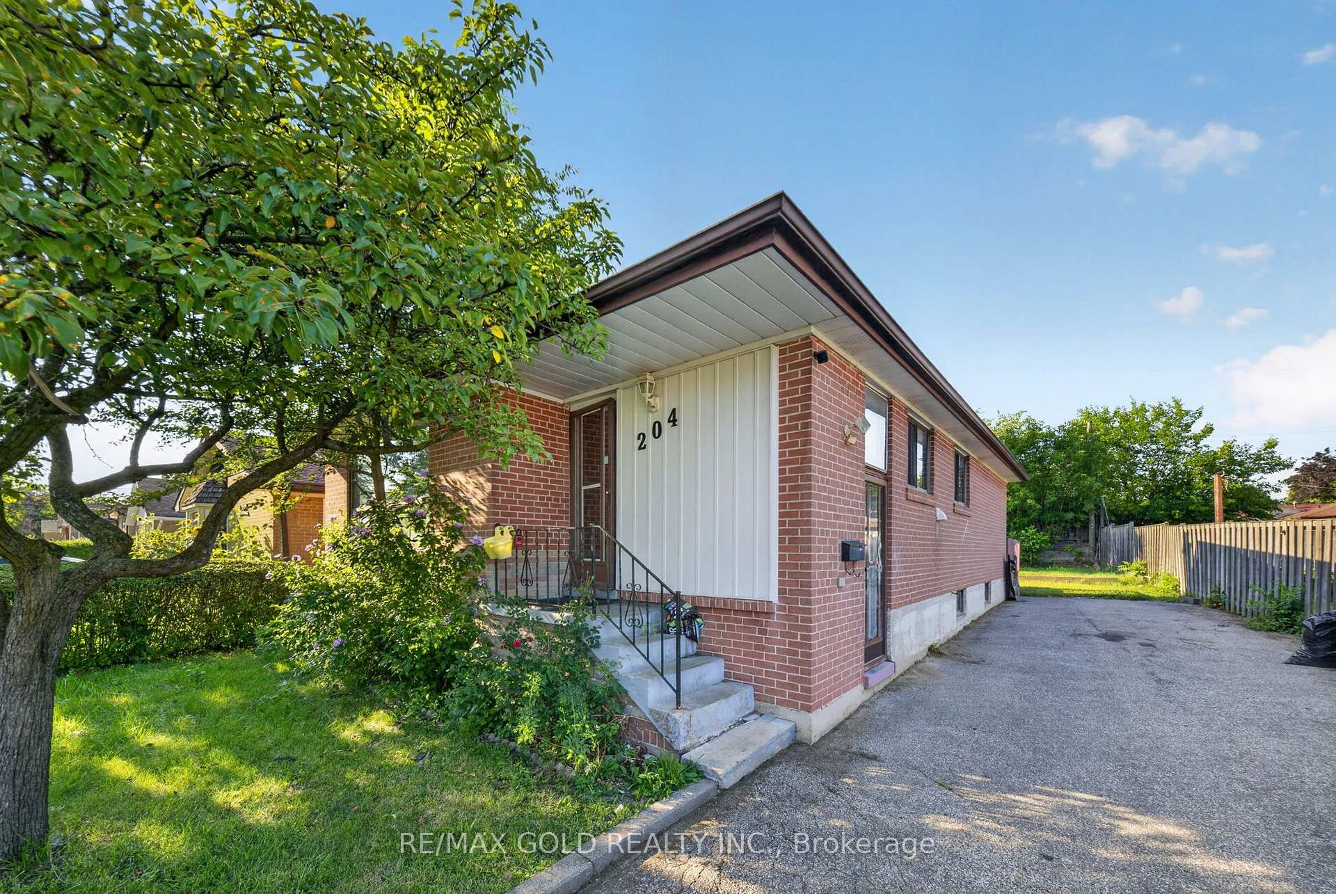 Photo 2 of Unit Upper, 204 Taysham Crescent, Etobicoke, Thistletown-Beaumonde Heights — HOMEH