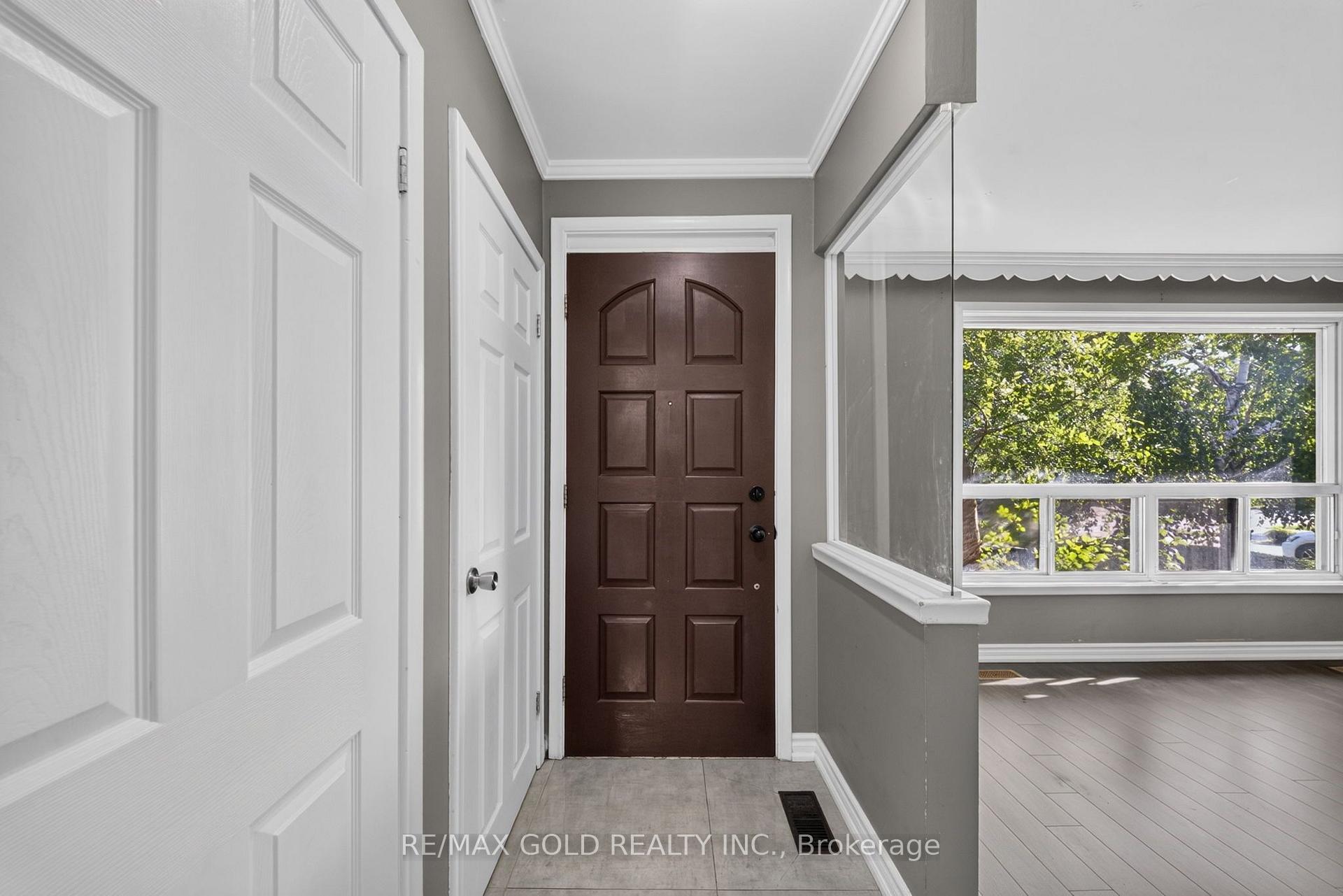 Photo 3 of Unit Upper, 204 Taysham Crescent, Etobicoke, Thistletown-Beaumonde Heights — HOMEH