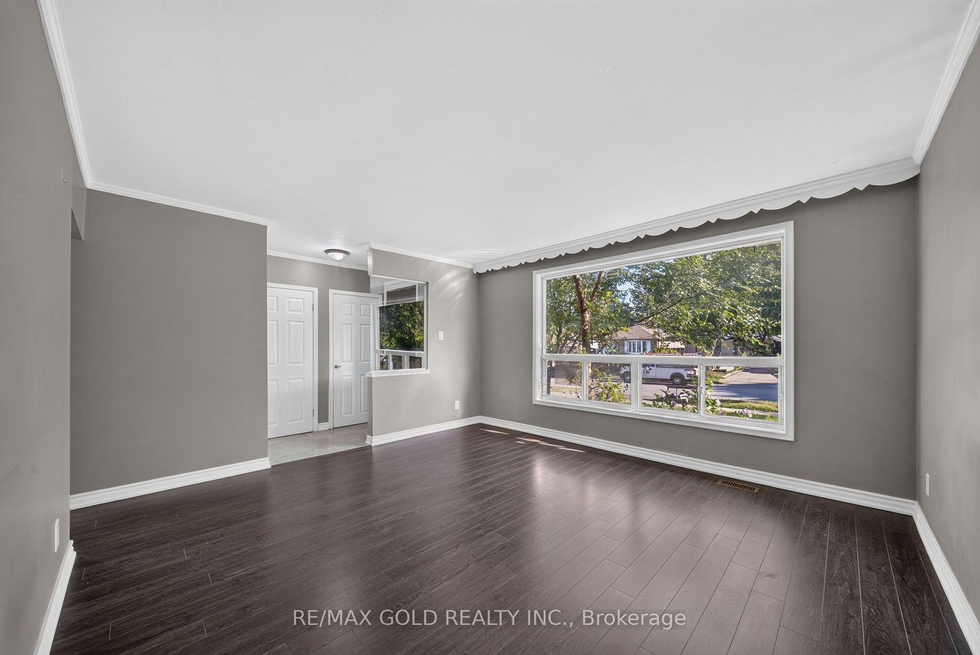 Photo 5 of Unit Upper, 204 Taysham Crescent, Etobicoke, Thistletown-Beaumonde Heights — HOMEH