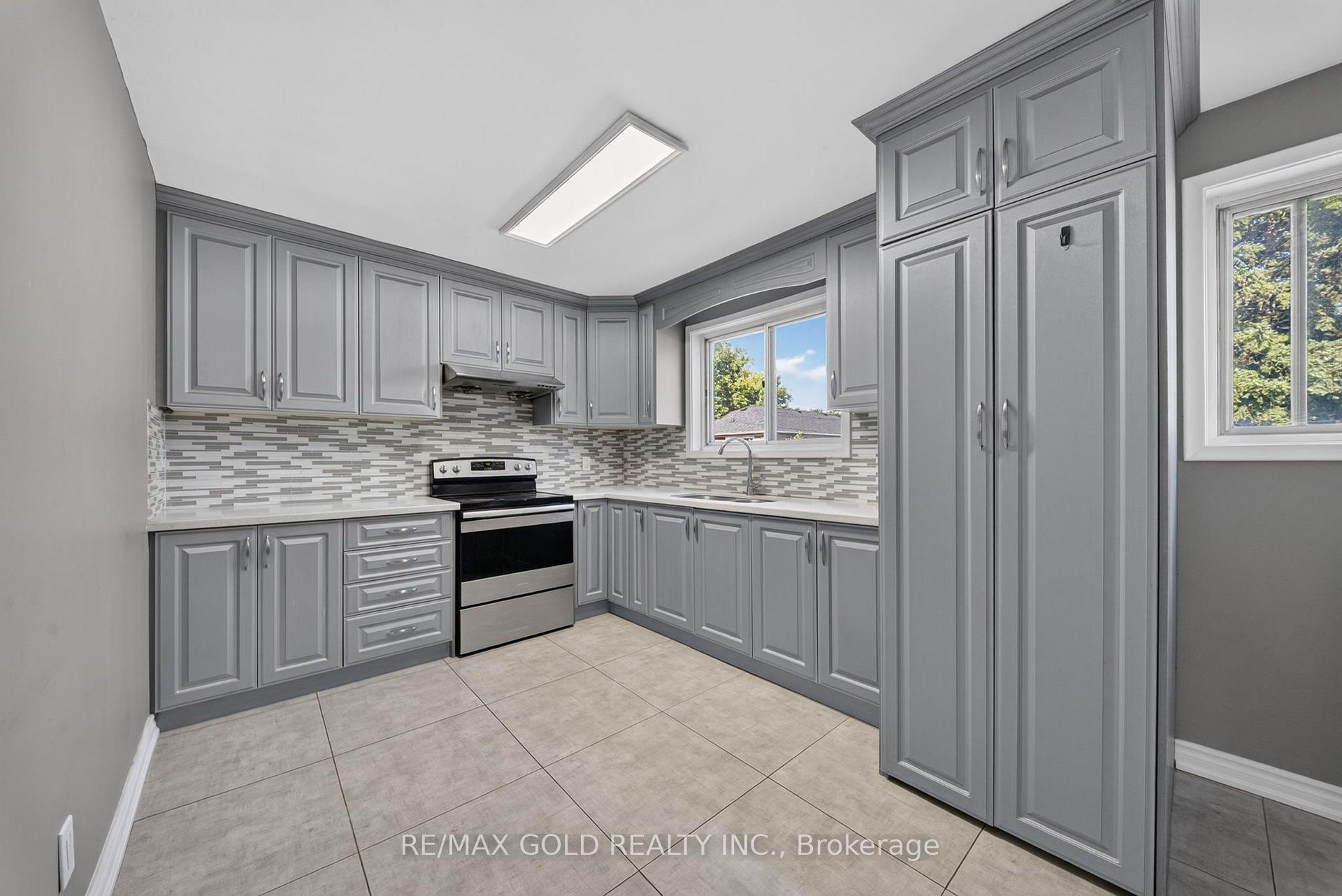 Photo 6 of Unit Upper, 204 Taysham Crescent, Etobicoke, Thistletown-Beaumonde Heights — HOMEH