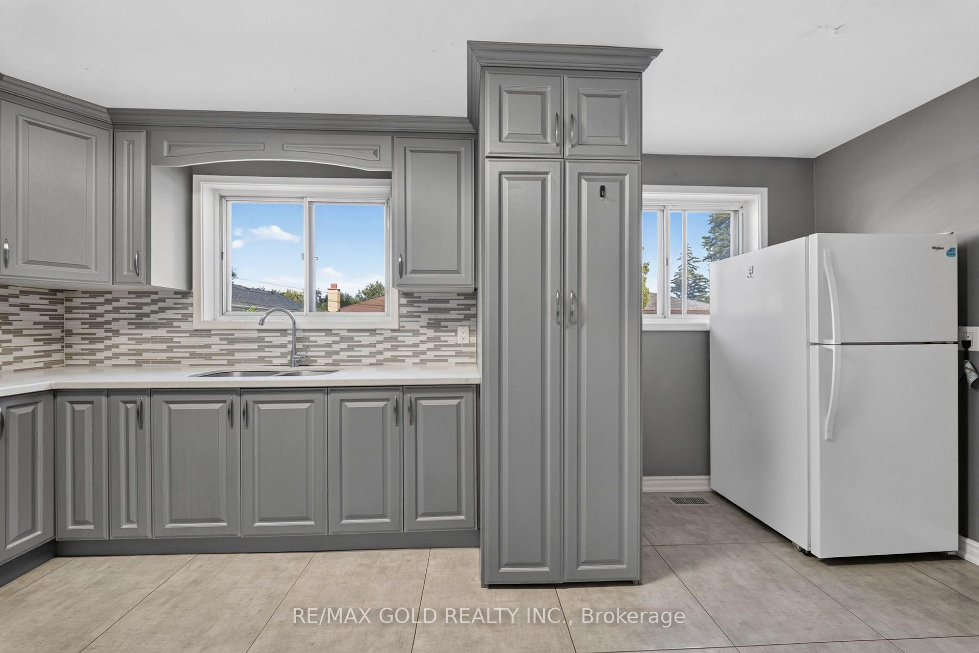 Photo 7 of Unit Upper, 204 Taysham Crescent, Etobicoke, Thistletown-Beaumonde Heights — HOMEH