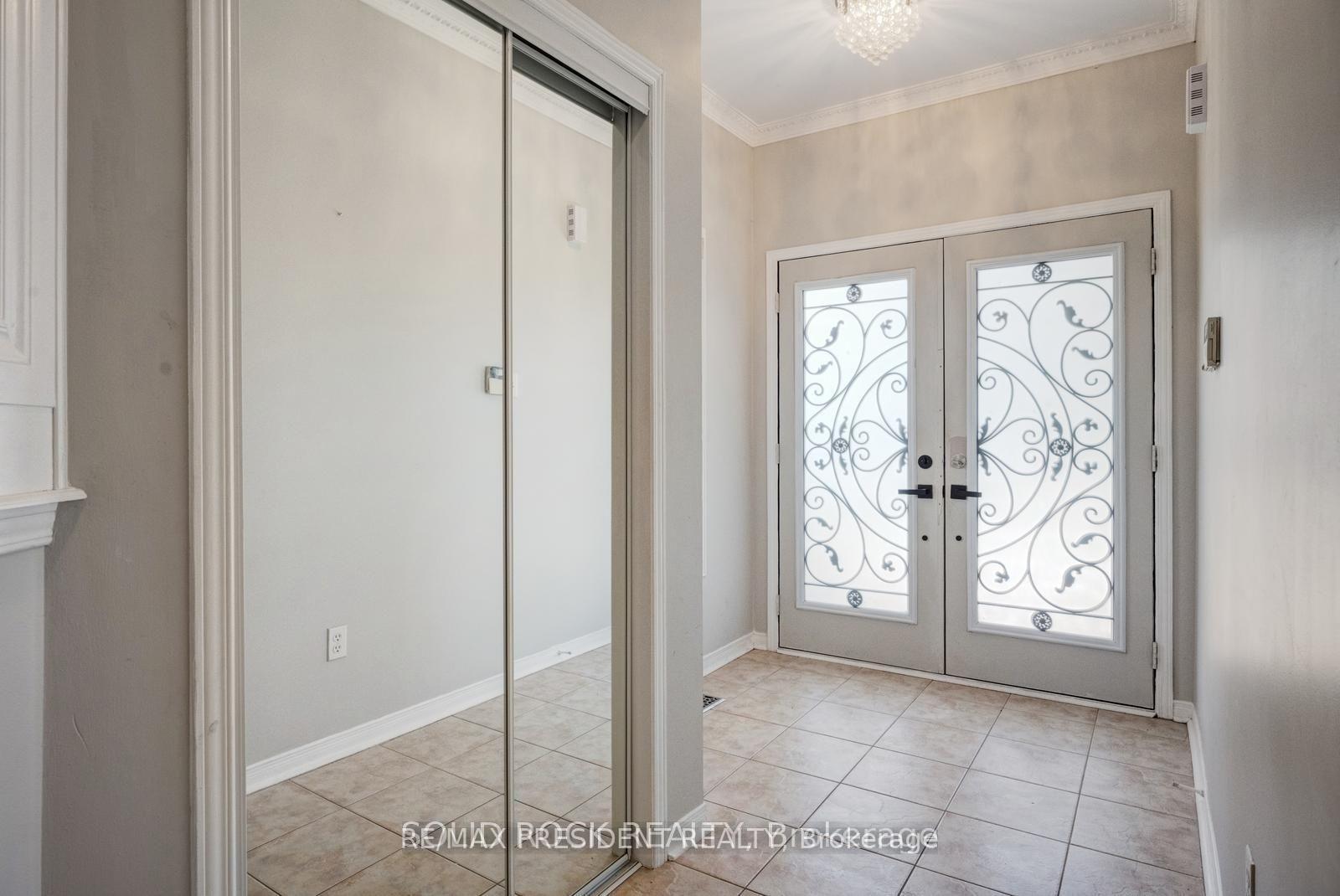 Photo 4 of 15 Roundstone Drive, Brampton, Credit Valley — HOMEH