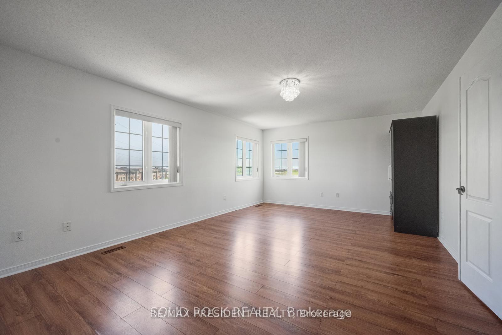 Photo 16 of 15 Roundstone Drive, Brampton, Credit Valley — HOMEH