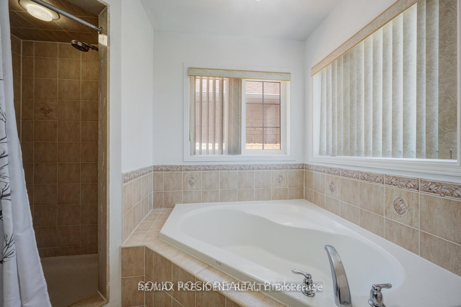 Photo 20 of 15 Roundstone Drive, Brampton, Credit Valley — HOMEH