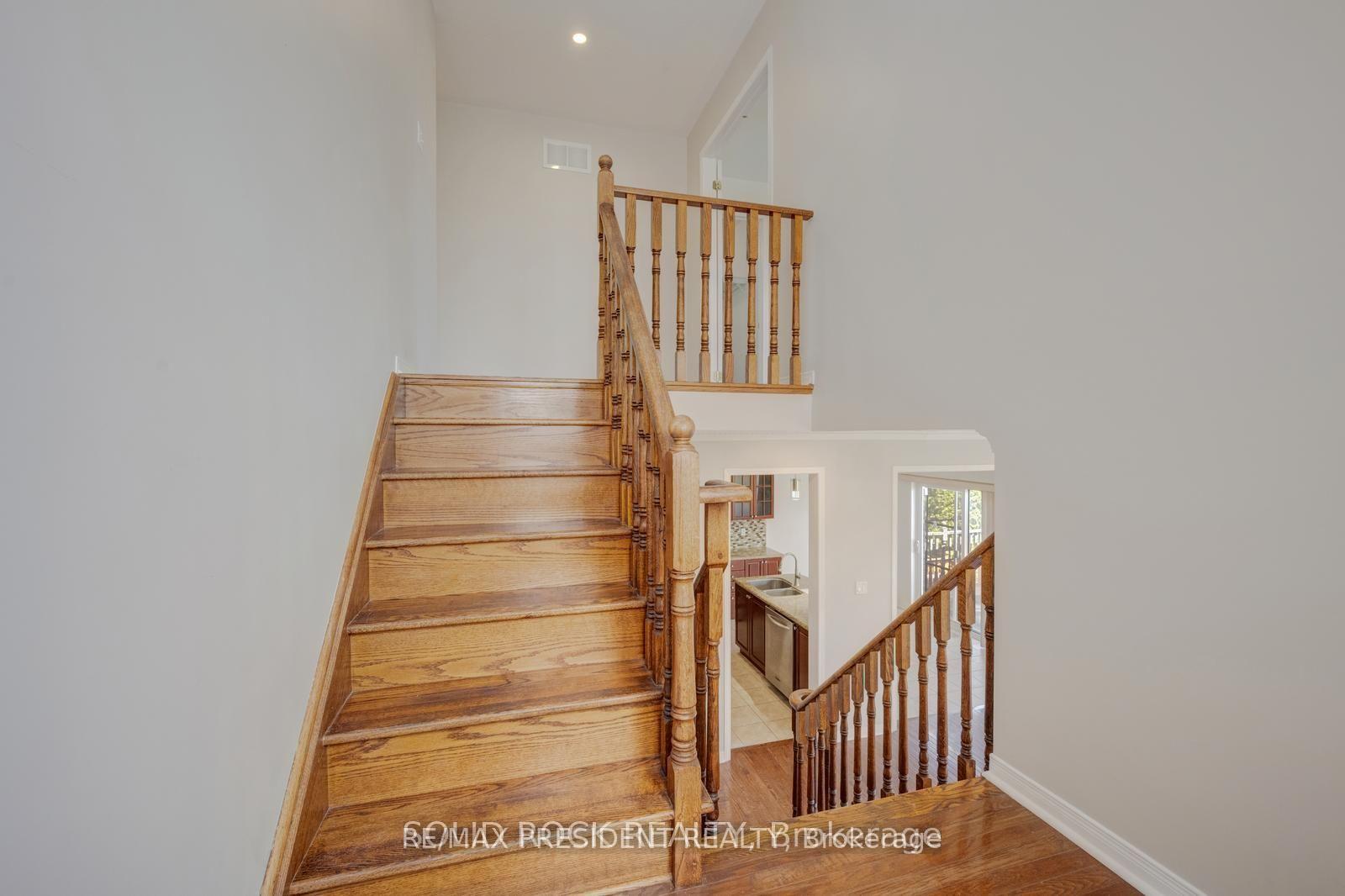 Photo 23 of 15 Roundstone Drive, Brampton, Credit Valley — HOMEH